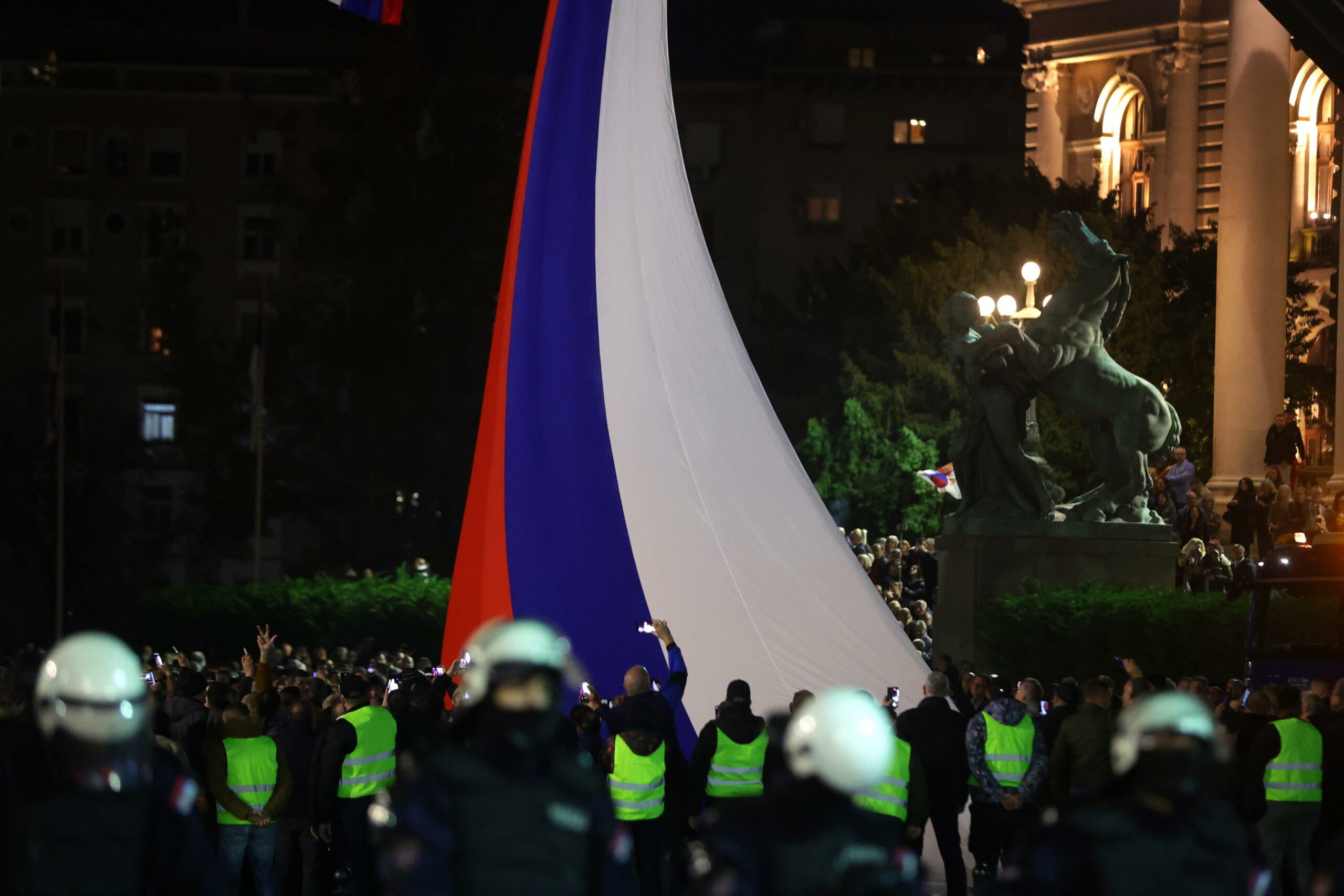 Serbia: migliaia di persone si radunano in manifestazione pro-governo
