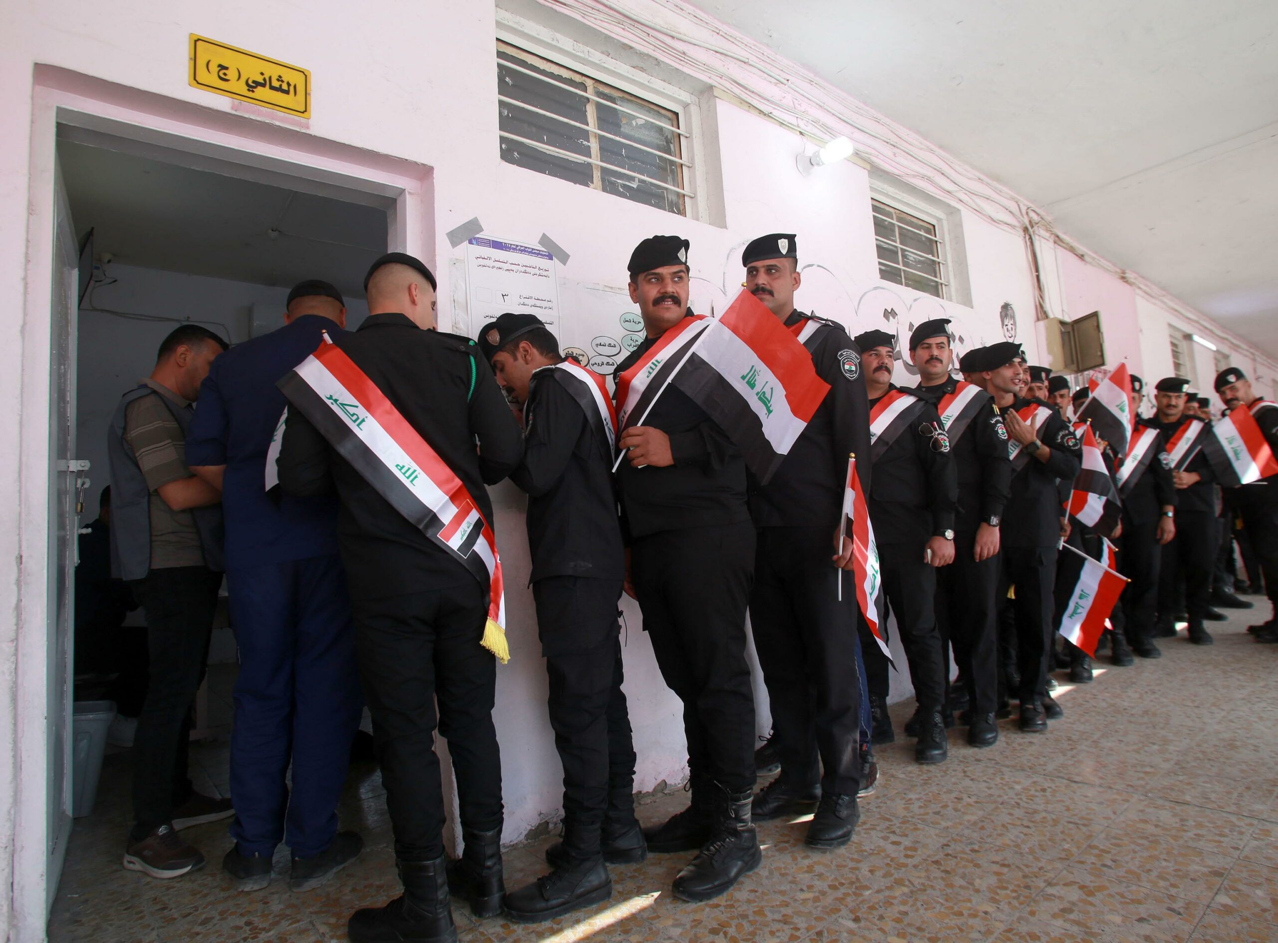 Iraq: elezioni parlamentari tra alta affluenza e irregolarità, Iran accusa USA di interferenza