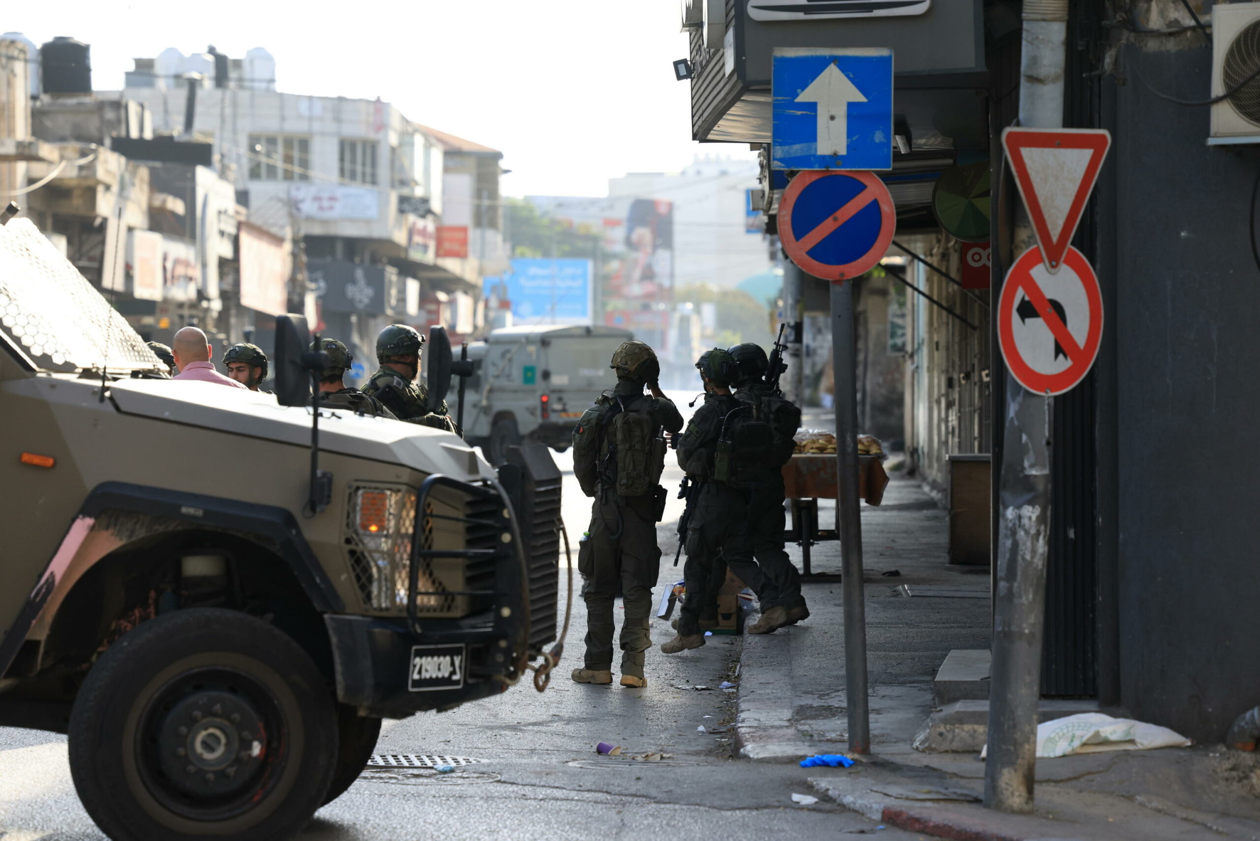 Esercito israeliano detiene 100 palestinesi in raid in Cisgiordania