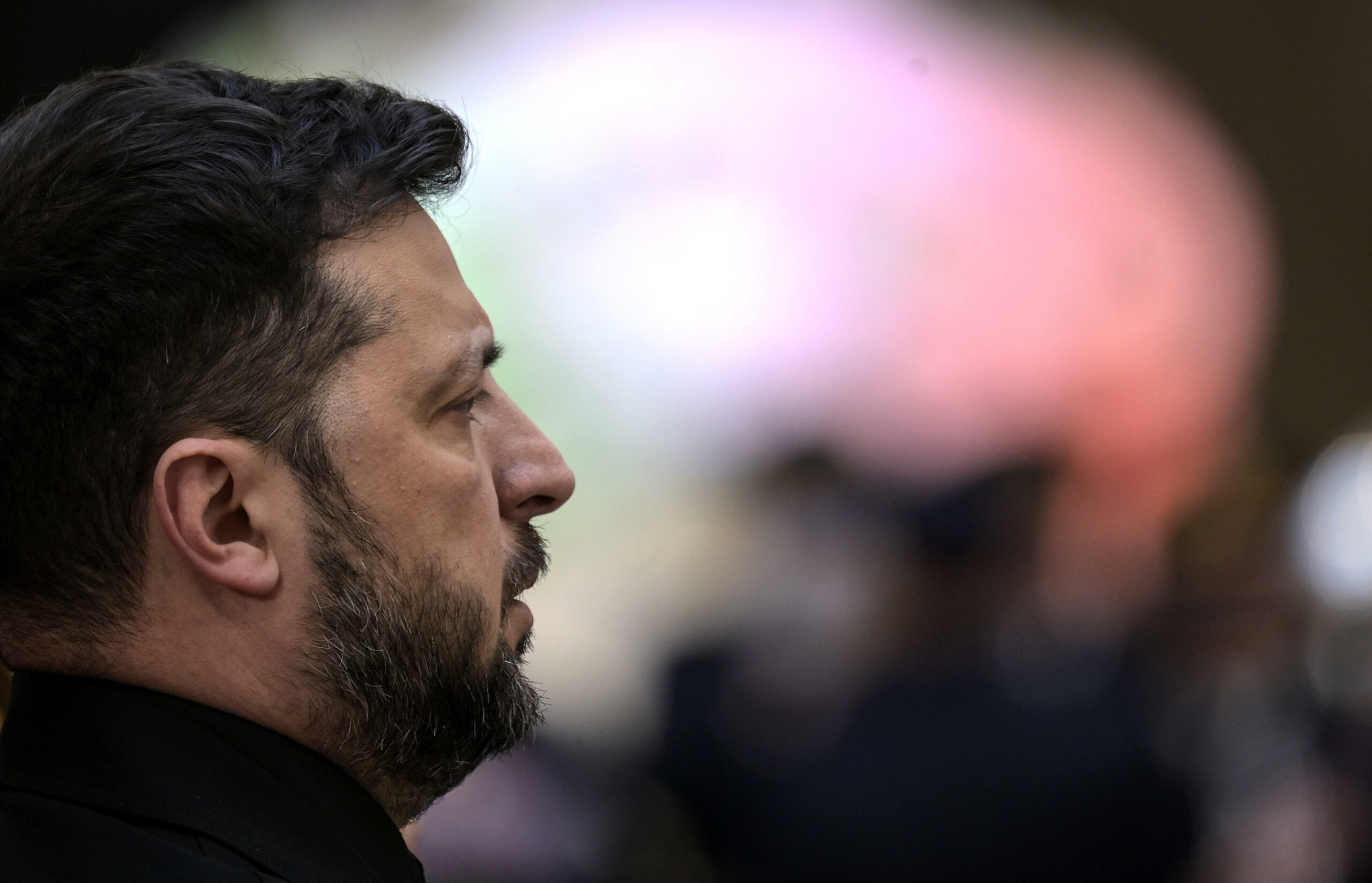 Politico: “Zelensky stuzzica elezioni in tempo di guerra per disarmare attacchi di Trump e Putin”