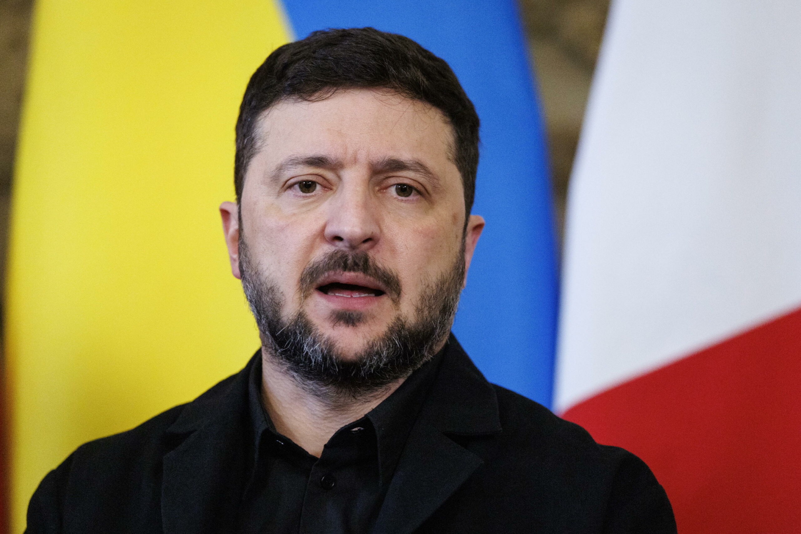 Zelensky abbandona ambizioni NATO mentre iniziano colloqui di pace a Berlino