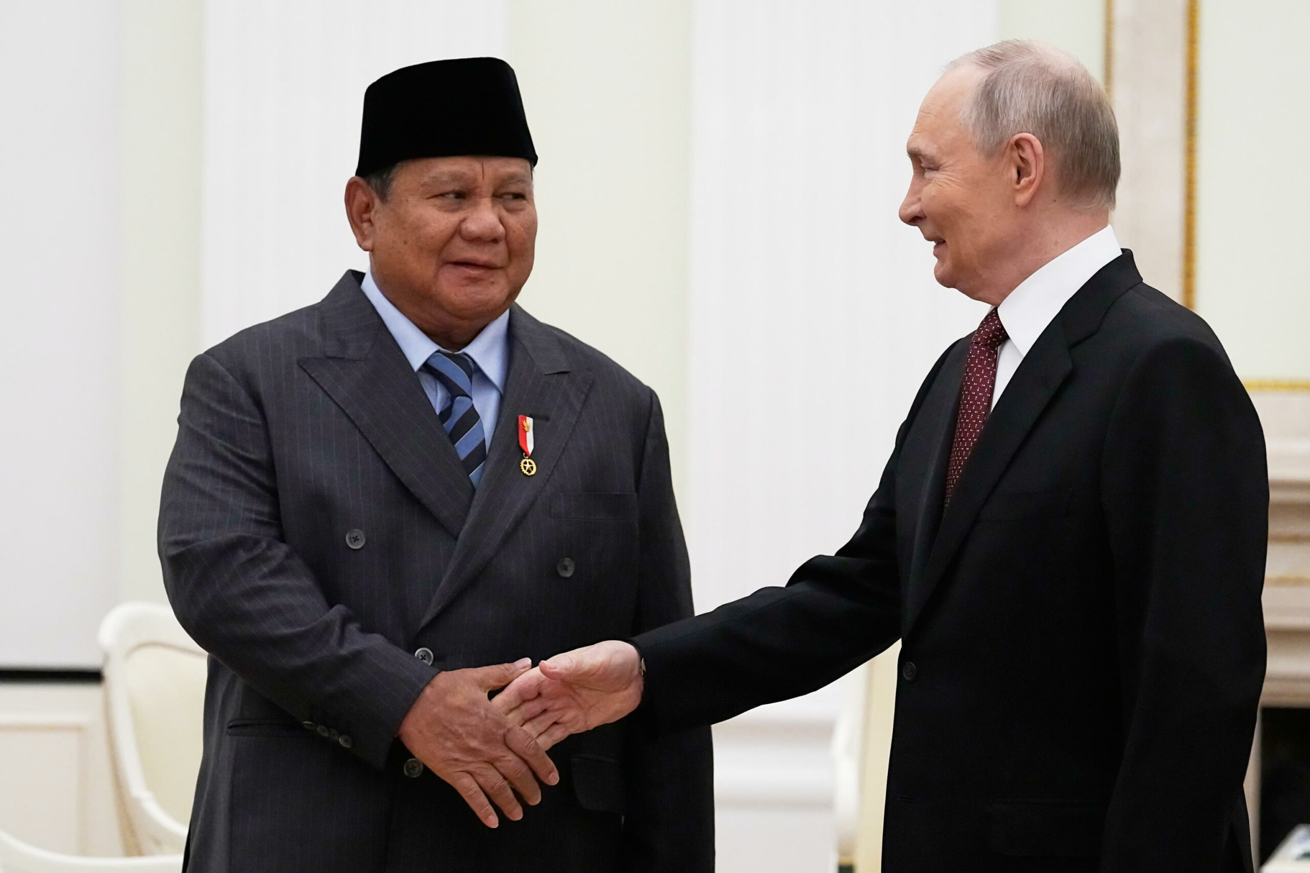 Putin incontra leader indonesiano per discutere legami militari ed energetici