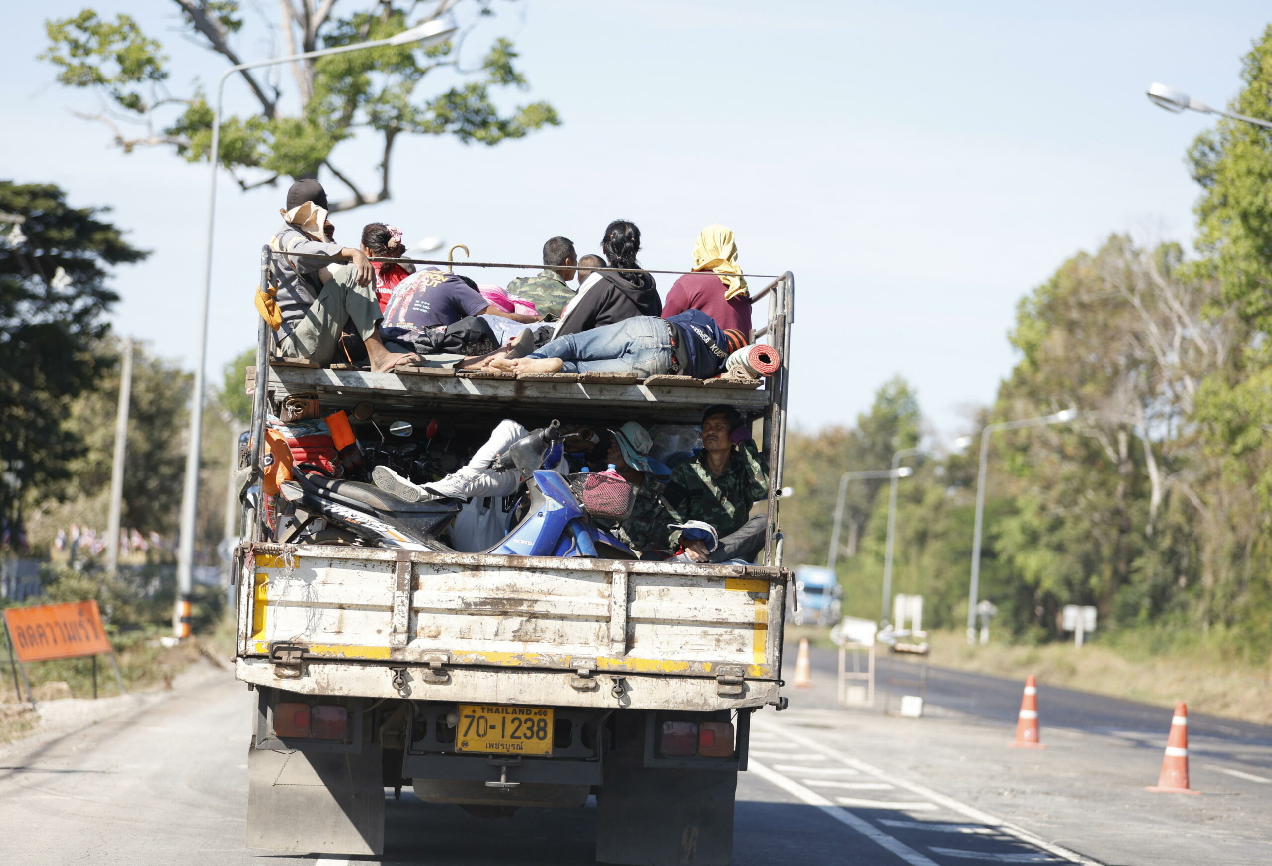 Thailandia blocca esportazioni di carburante verso Cambogia mentre si intensifica conflitto al confine