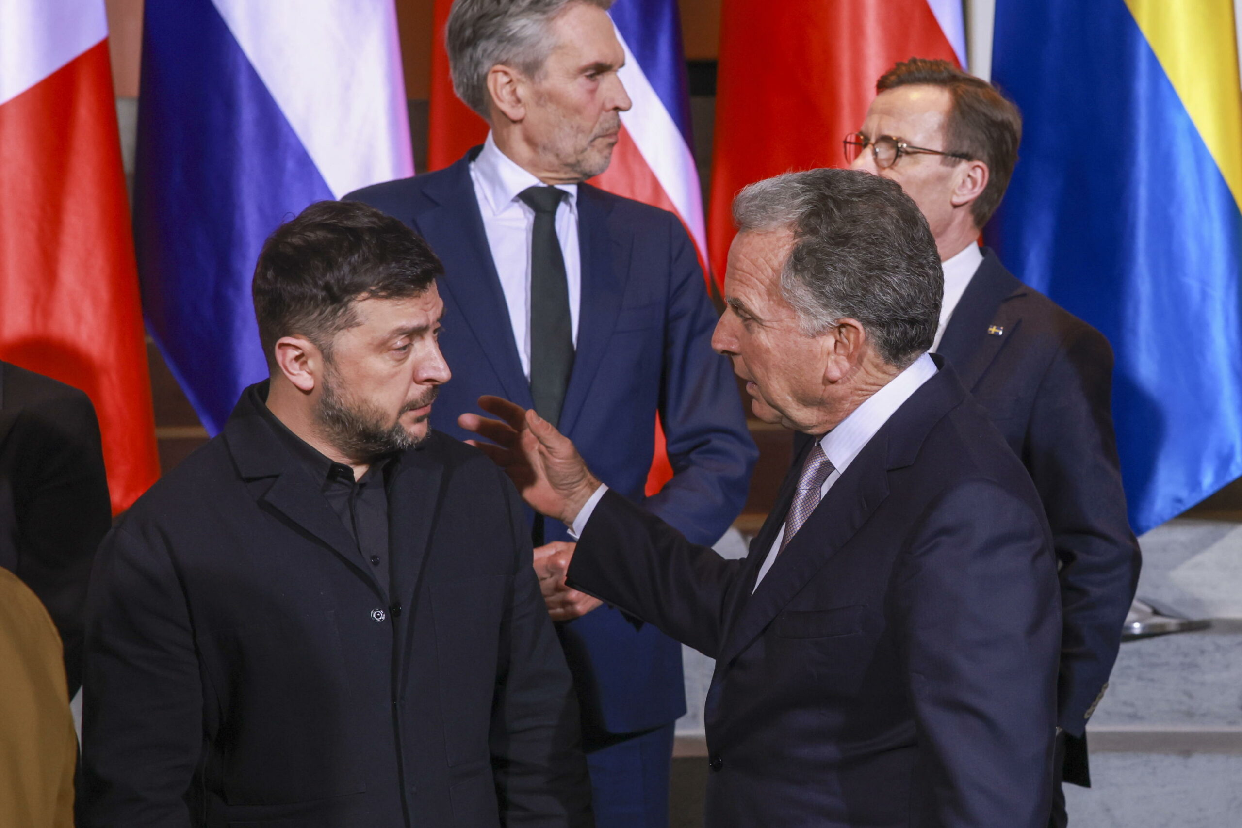 Zelensky chiede nuovo incontro con Trump mentre negoziatori affrontano questioni territoriali