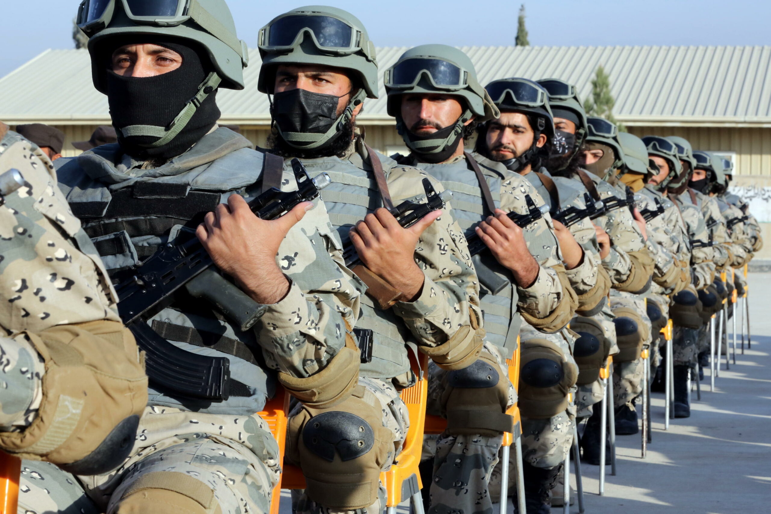 Pakistan: militanti uccidono 11 membri forze di sicurezza e un bambino vicino al confine afghano