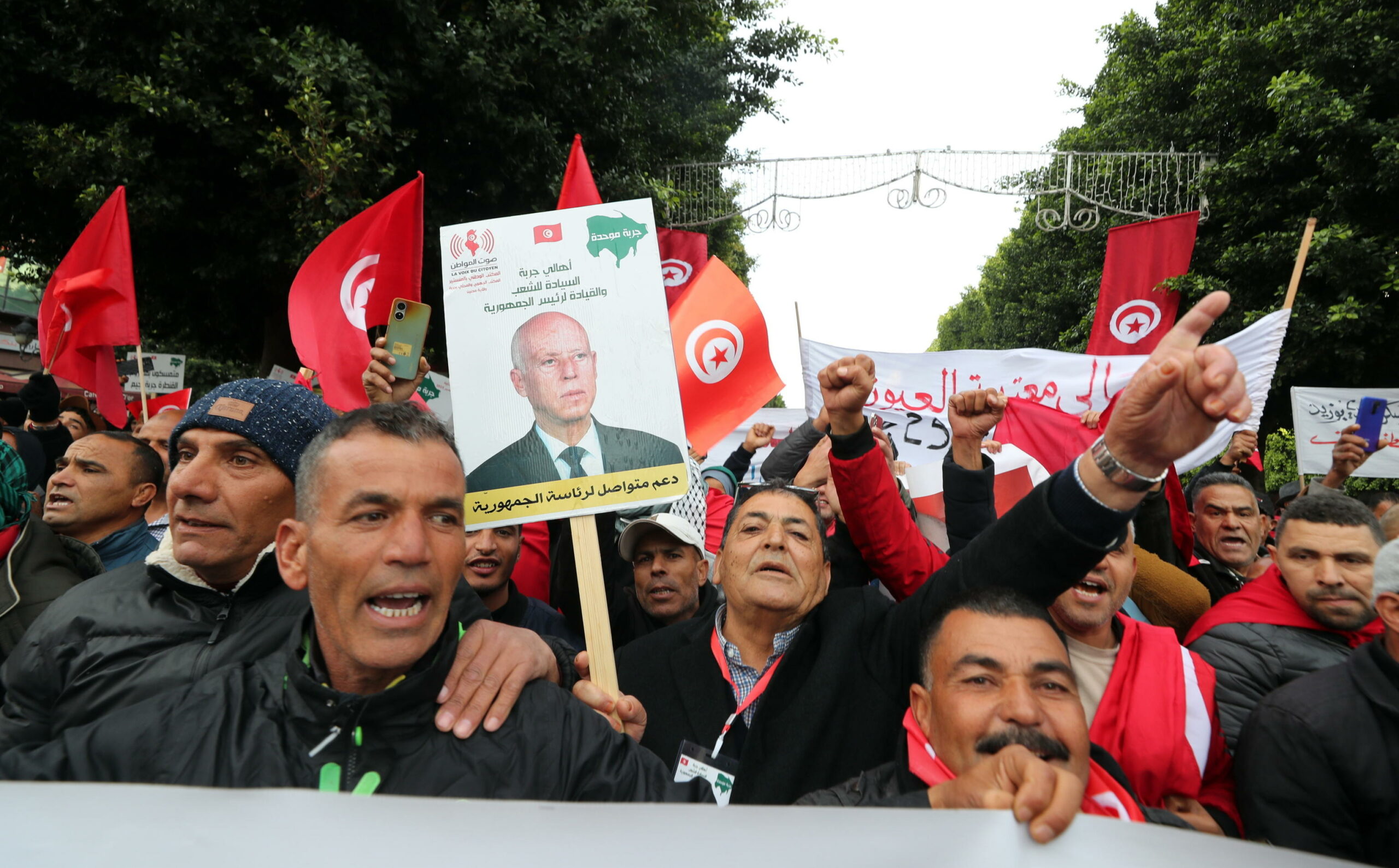 Tunisia: sostenitori presidente Saied manifestano mentre crescono divisioni politiche