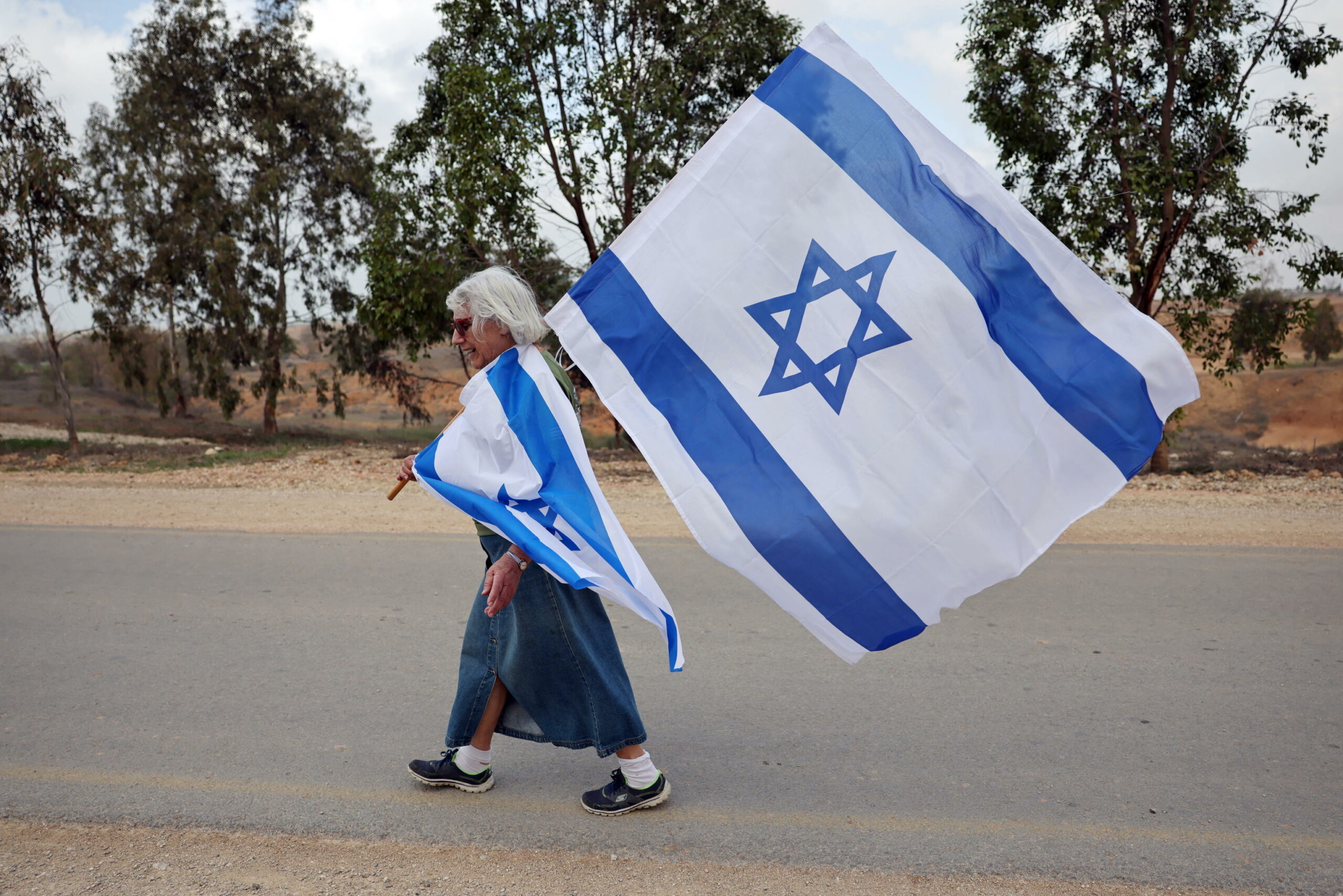Coloni israeliani entrano a Gaza e issano bandiera, chiedono ripristino insediamenti