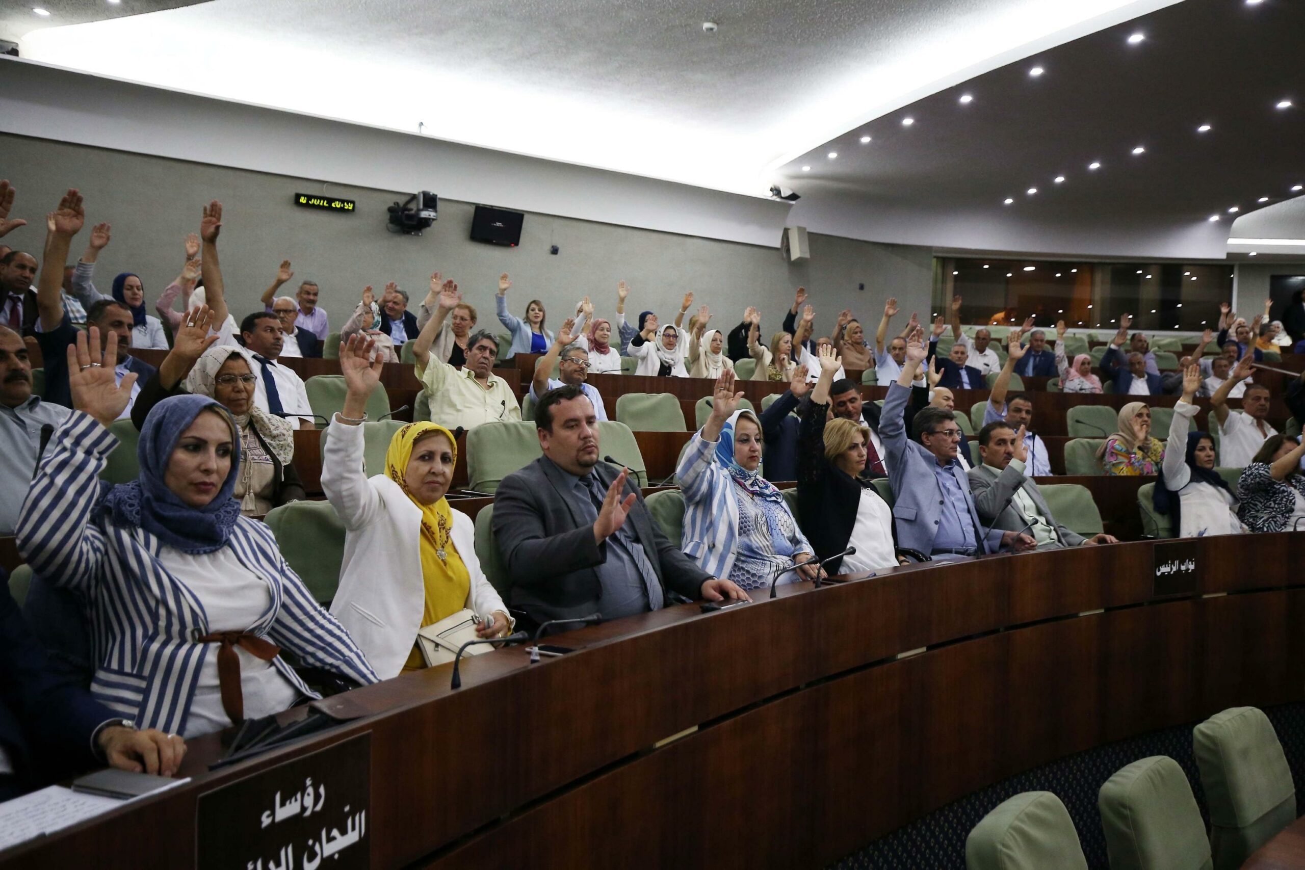 Algeria approva legge che dichiara colonialismo francese un crimine