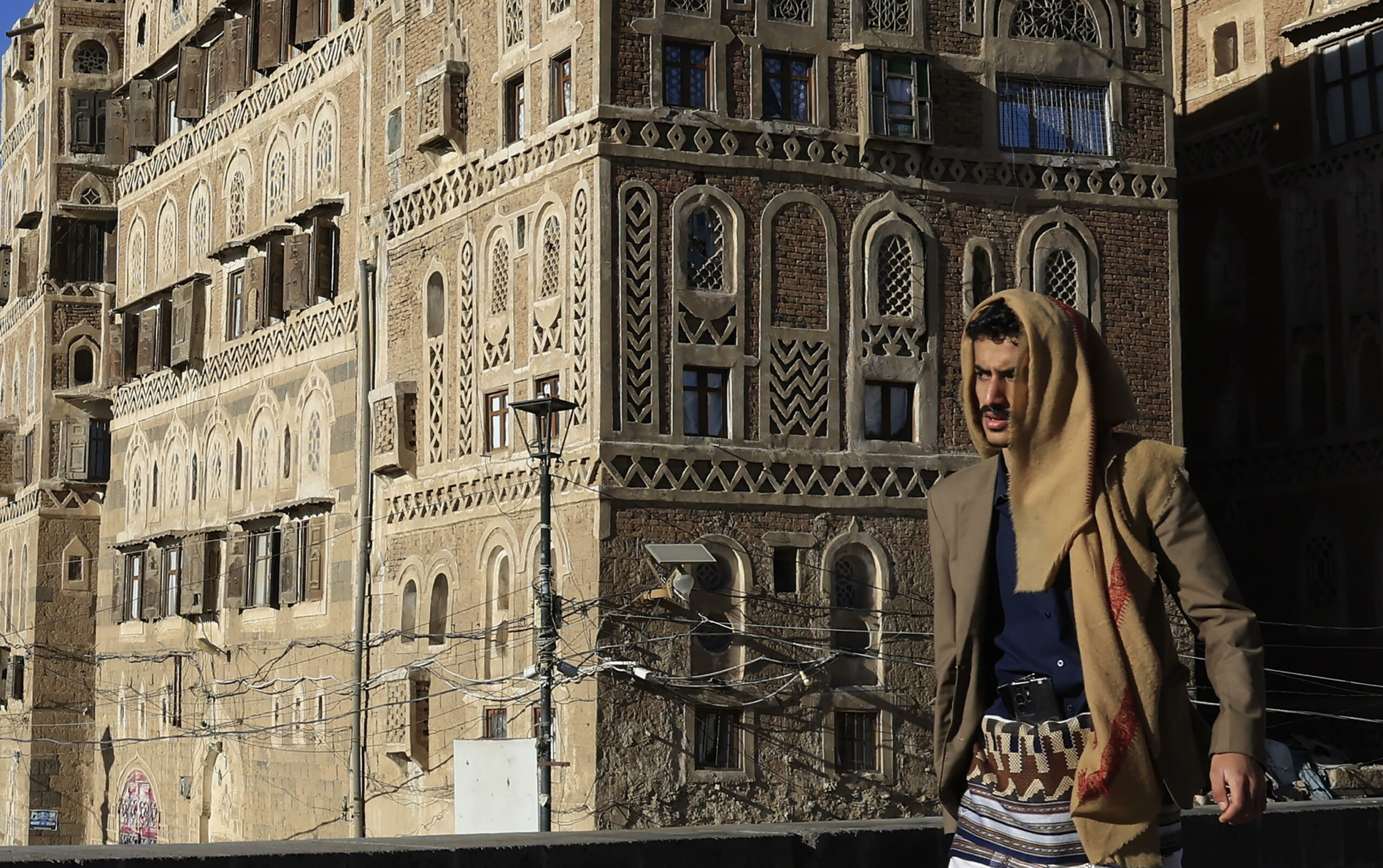 Yemen: leader separatista accusato di tradimento, Riad bombarda le sue forze