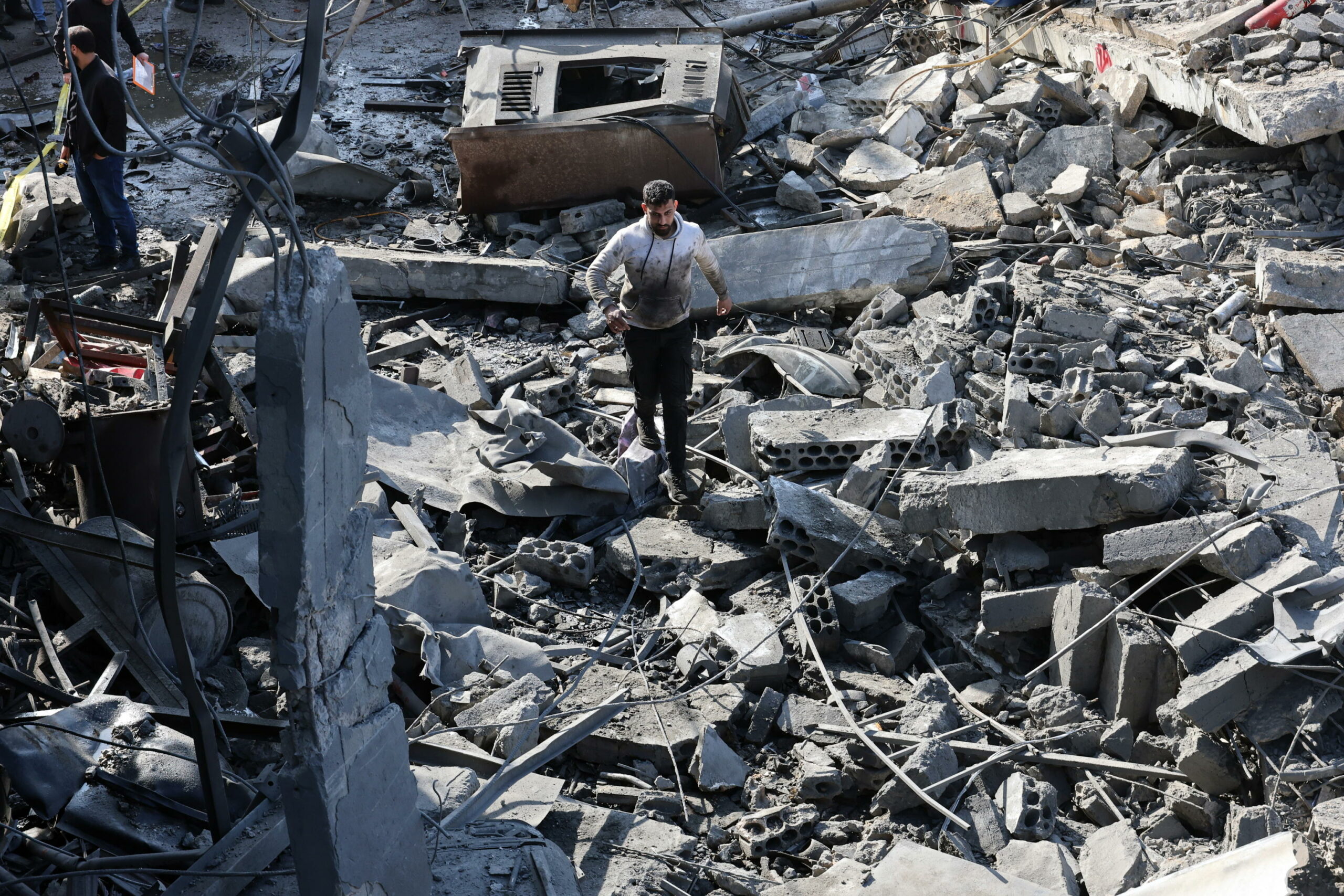 Israele bombarda “depositi di armi di Hezbollah” in Libano