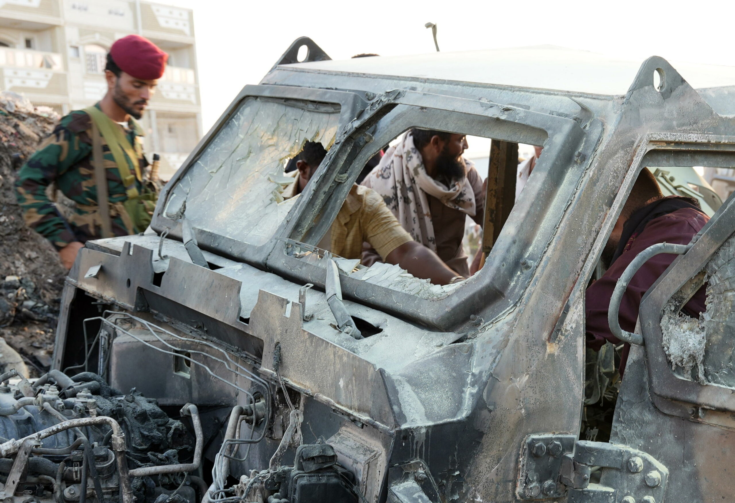 Yemen: 5 morti in attacco bomba contro convoglio militare