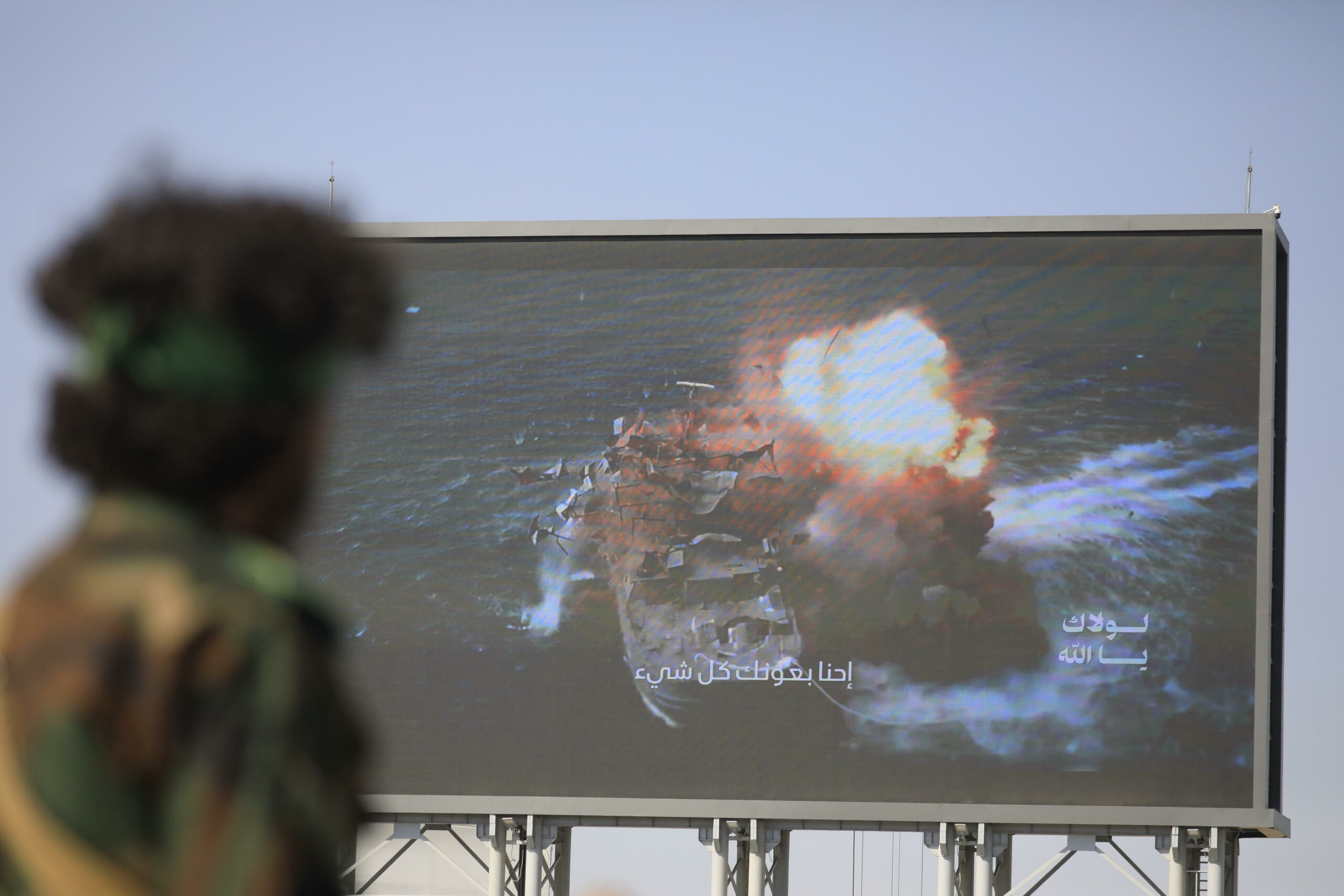 Houthi minacciano attacchi nel Mar Rosso mentre portaerei USA si dirige verso Iran