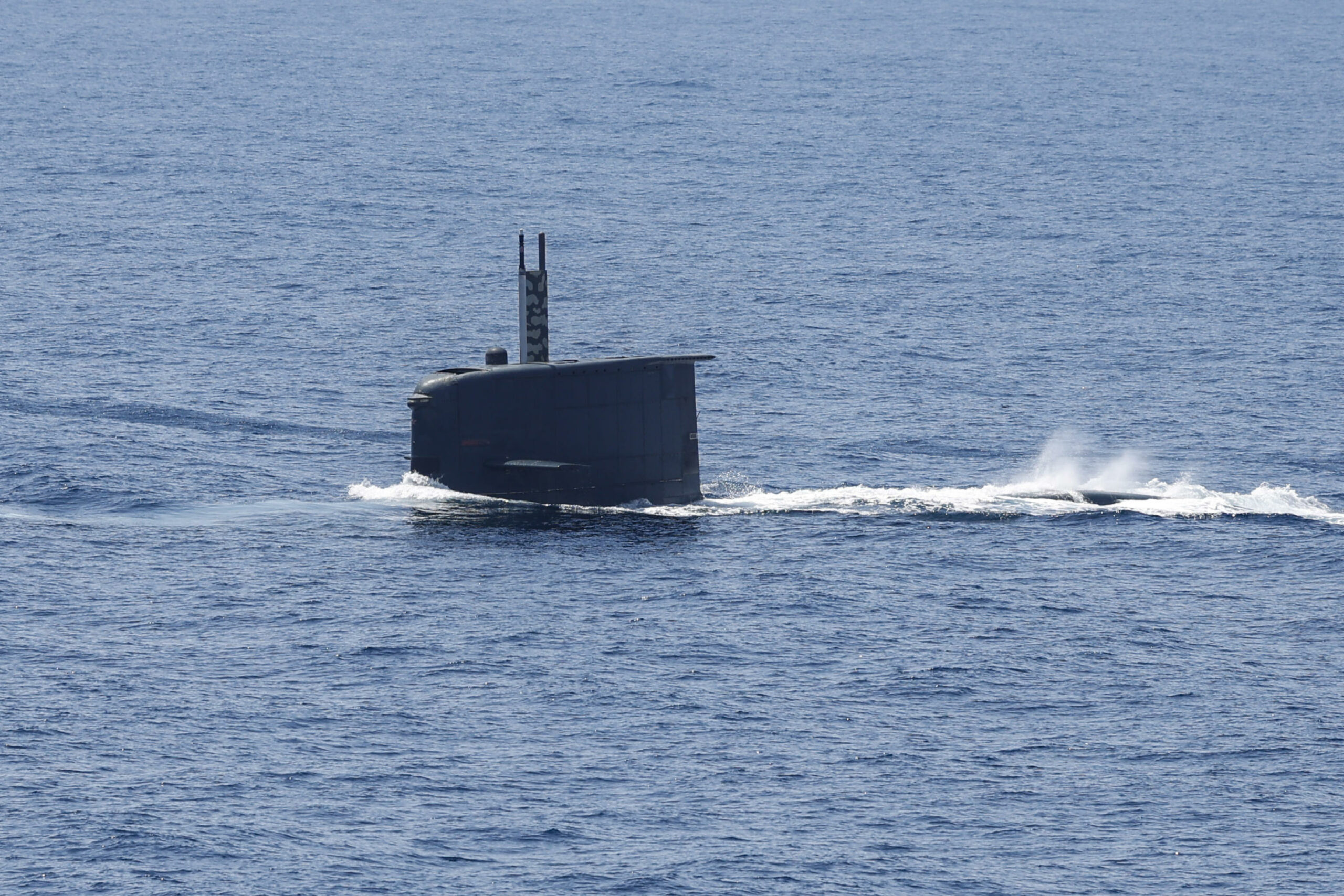 Navi da guerra cinesi seguono esercitazioni militari USA-Filippine in acque contese