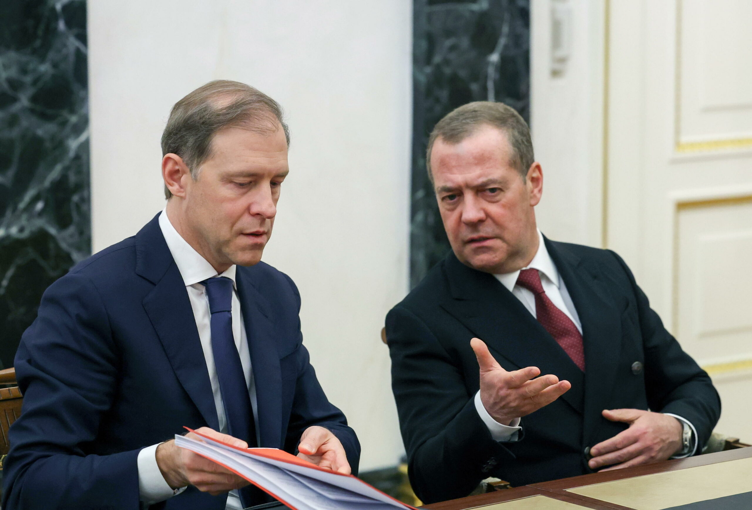 Russia, Medvedev: “Il mondo dovrebbe allarmarsi se scade trattato su controllo armamenti nucleari”