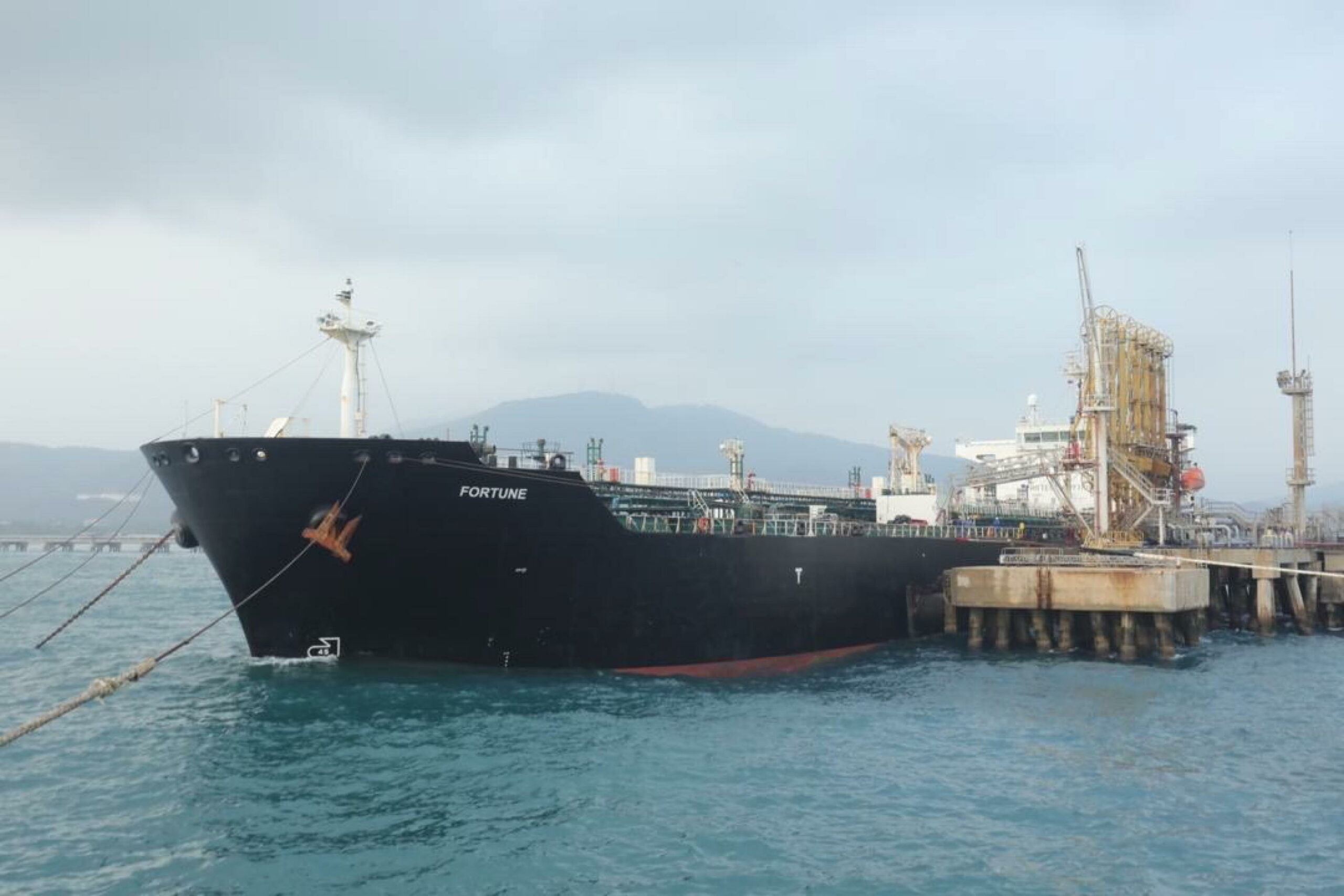 Iran sequestra due navi petrolifere straniere nel Golfo Persico