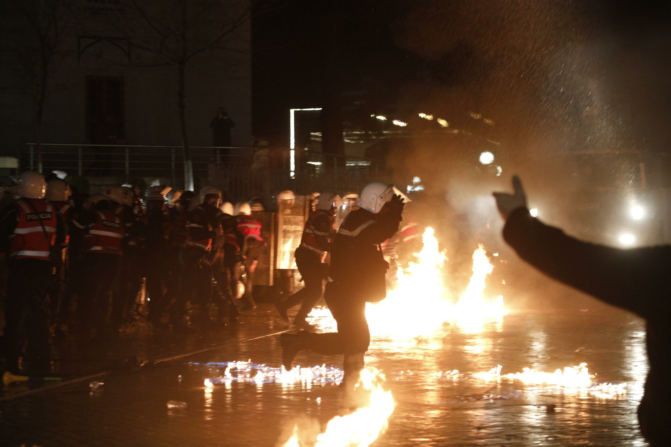 Albania: scoppiano violente proteste per le accuse di corruzione governativa