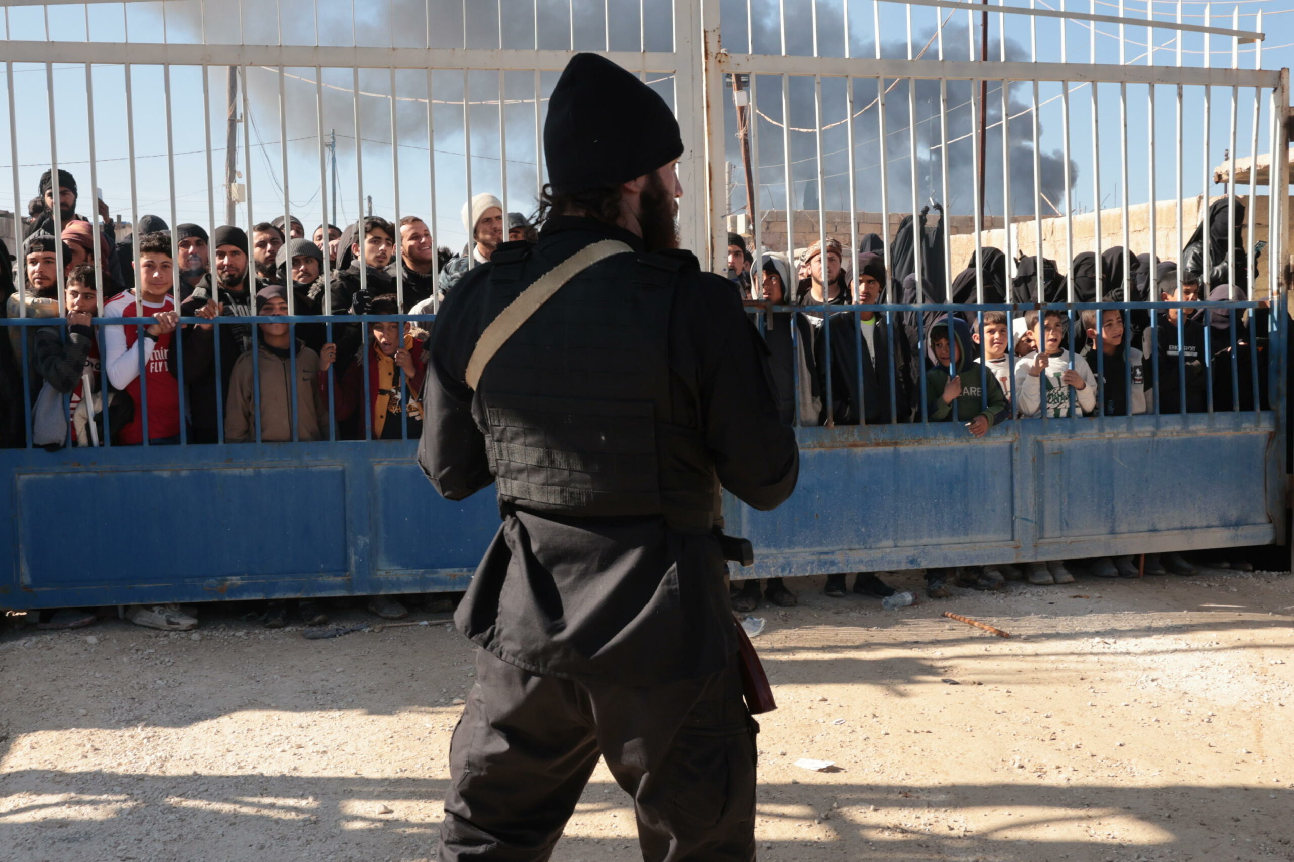 Oltre 5.000 detenuti affiliati a ISIS trasferiti da Siria a Iraq