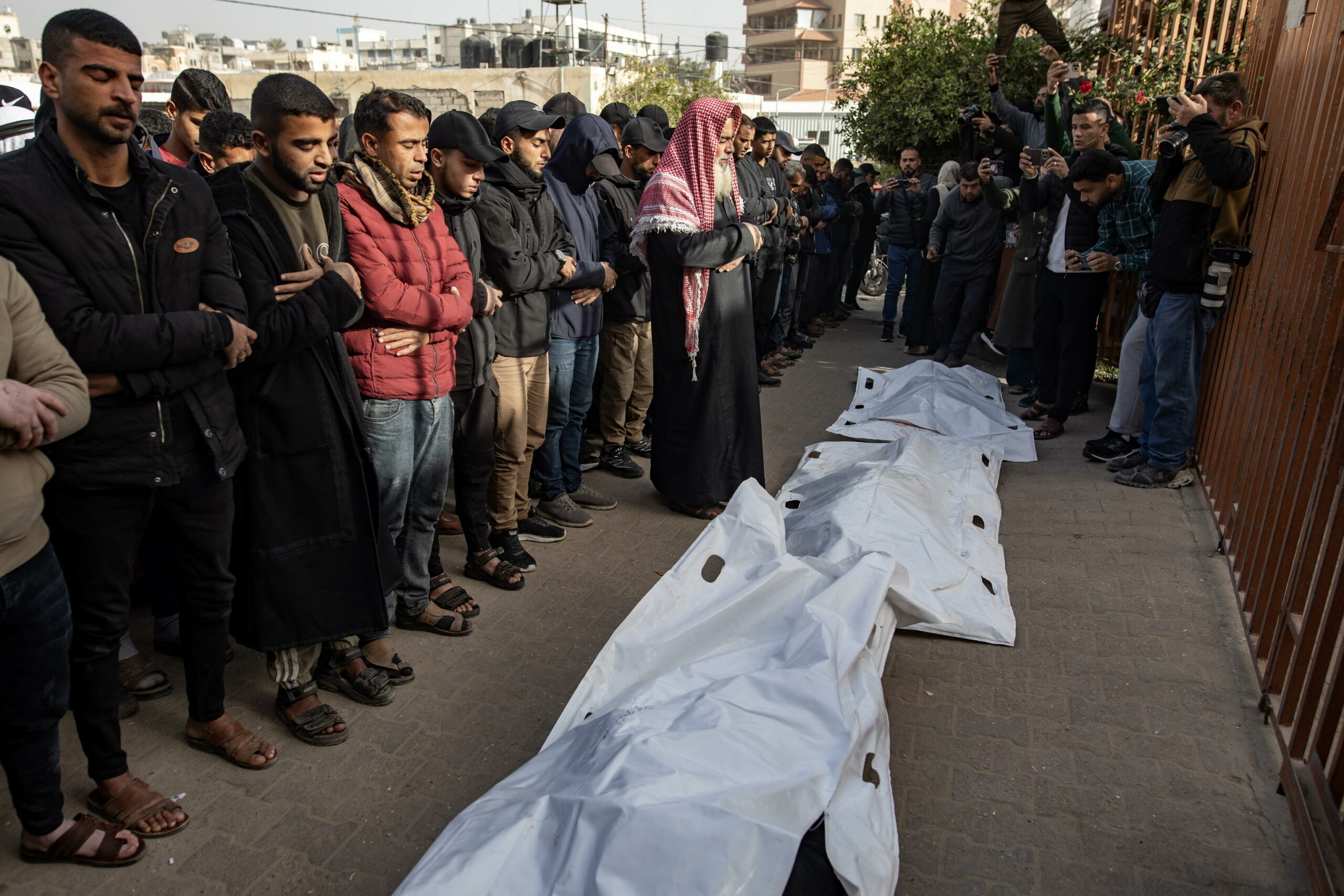 Almeno 12 palestinesi uccisi in raid israeliani a Gaza