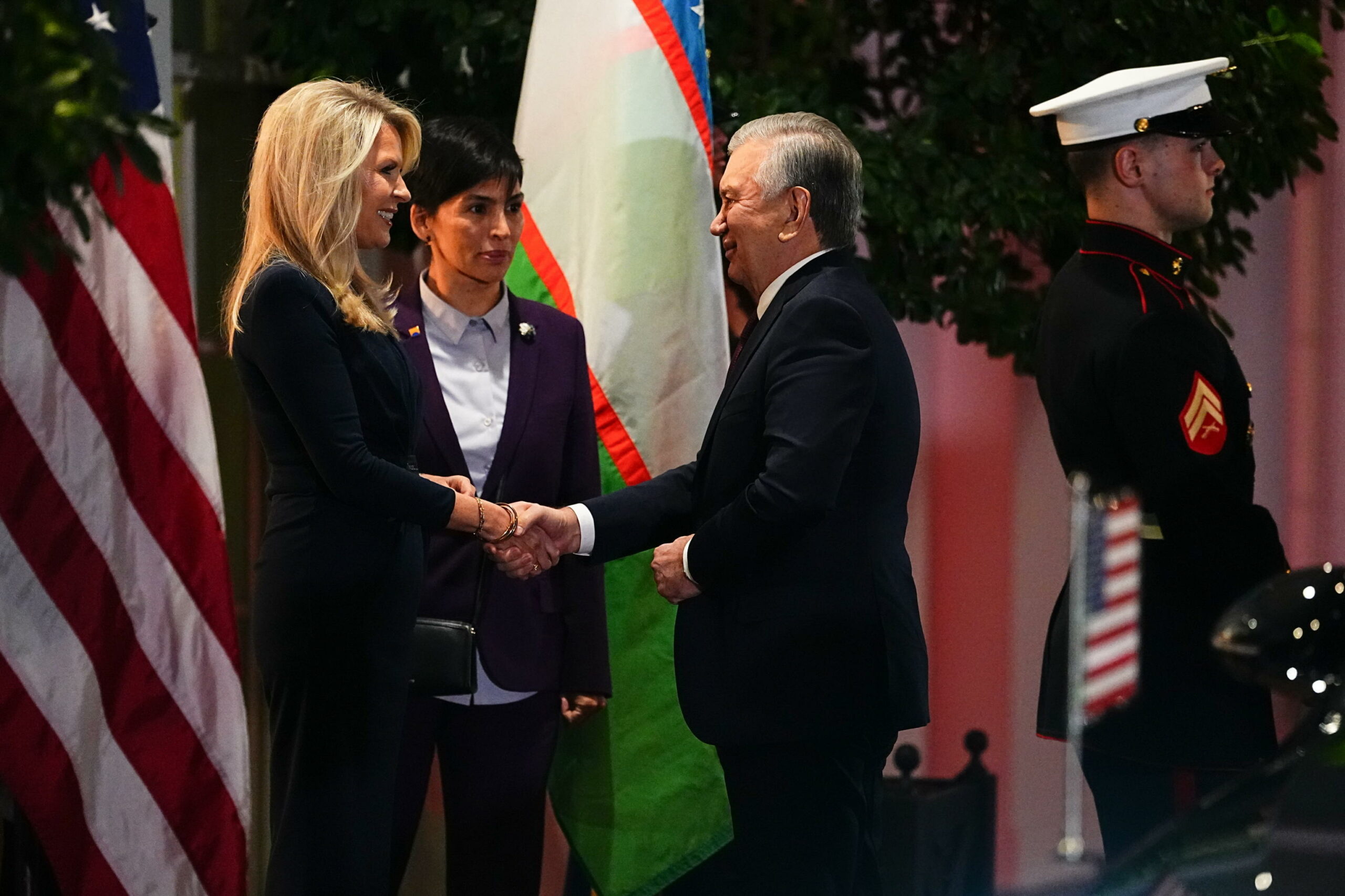 Uzbekistan e USA formalizzano meccanismo di investimento congiunto con patto sui minerali