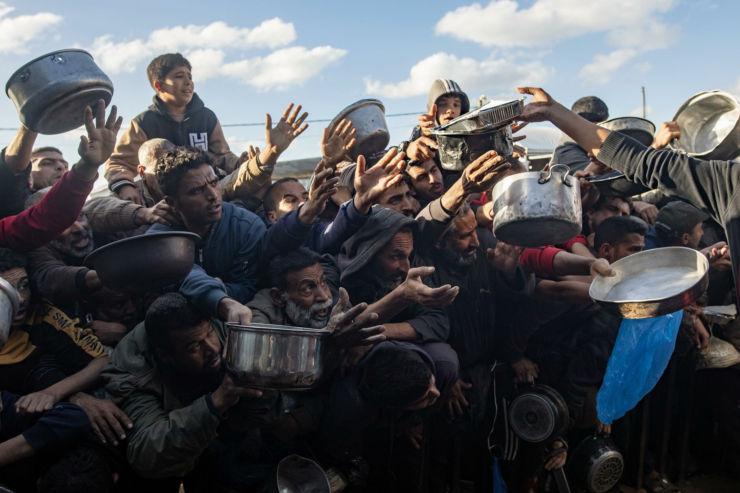 Corte Suprema israeliana blocca espulsione ong da Gaza mentre raid uccidono almeno 5 persone