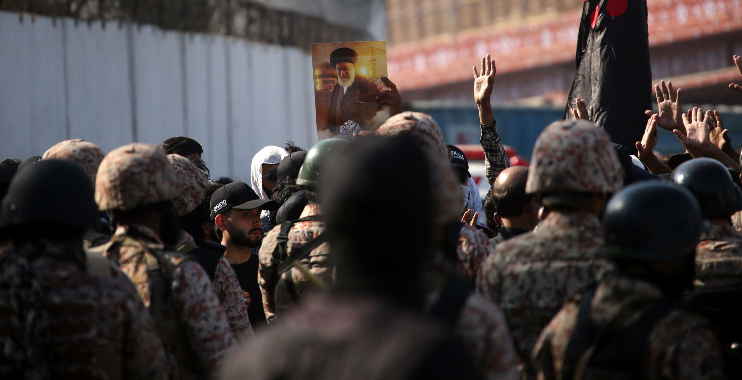 Pakistan: marines USA aprono il fuoco su manifestanti che attaccavano consolato, mentre continua guerra pakistano-afghana