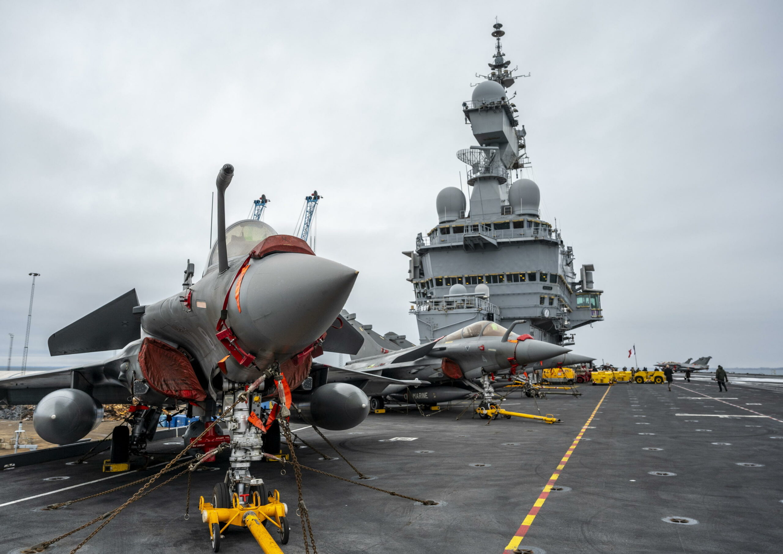 Francia schiera portaerei per difendere alleati nel Mediterraneo da Iran, mentre Teheran promette di colpire Paesi europei se si uniranno alla guerra