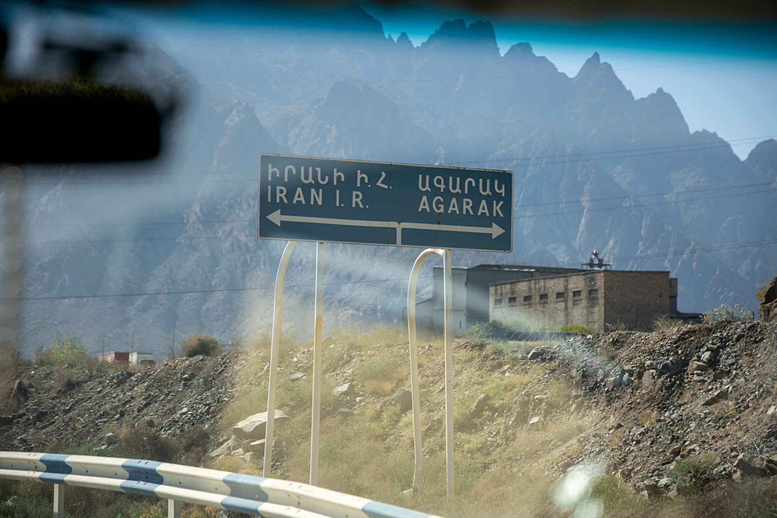 Azerbaigian schiera truppe e difese aeree al confine iraniano: missili e droni iraniani colpiscono aeroporto azero