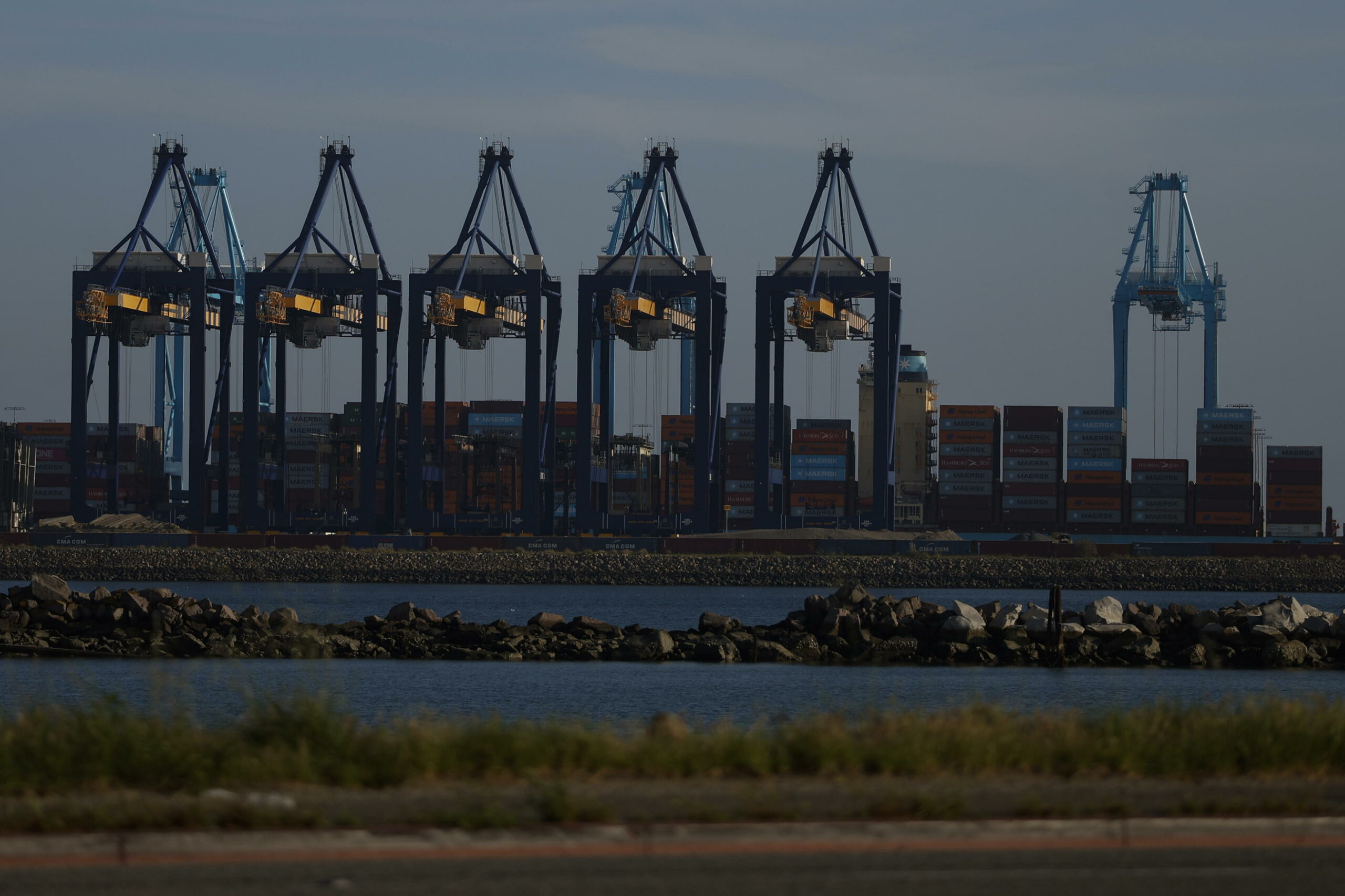 AIE approva più grande rilascio di riserve petrolifere di sempre, mentre aumenta pressione su UE affinché “risponda concretamente” a crisi energetica