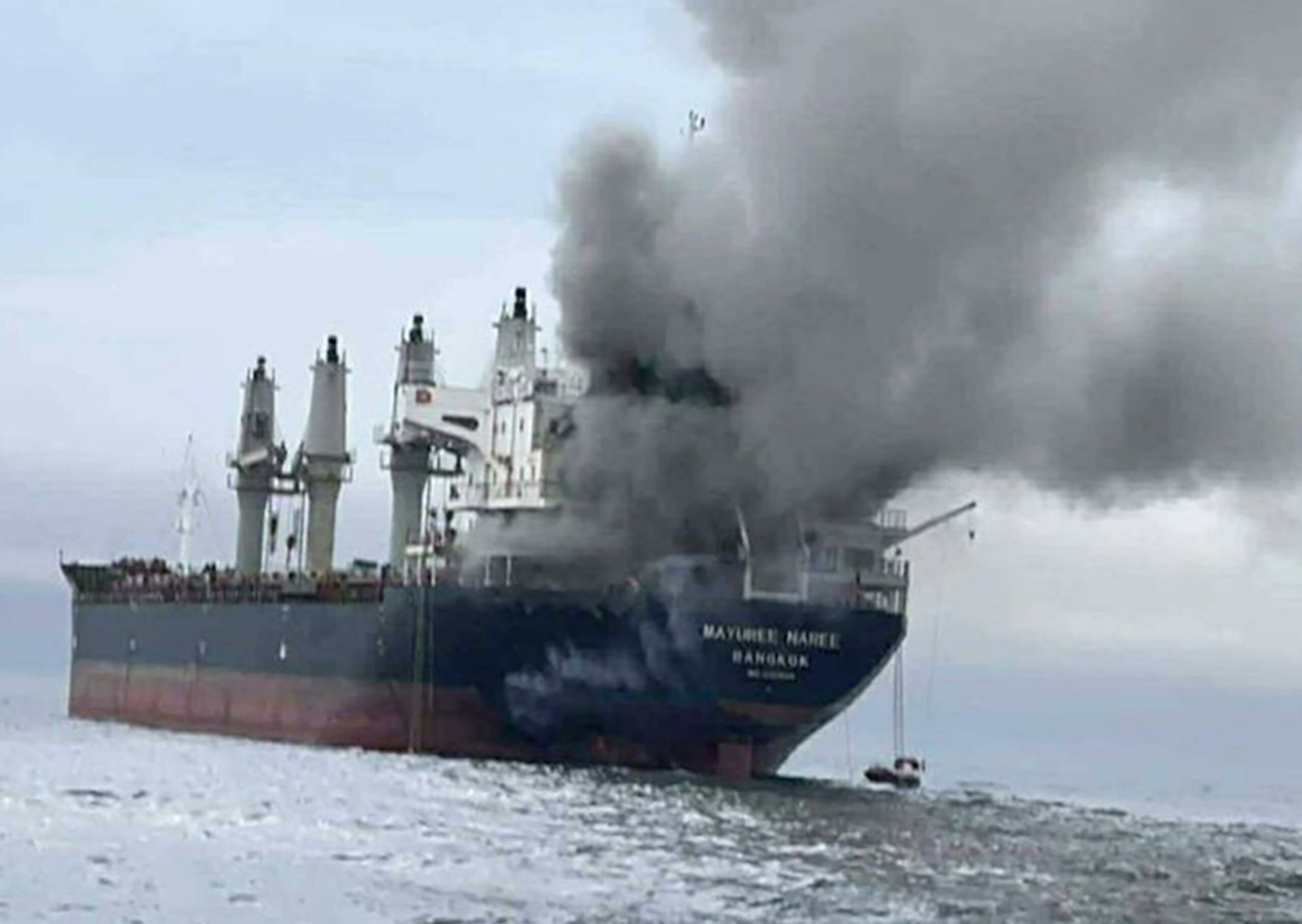 Stretto di Hormuz: 6 navi attaccate, 2 petroliere in fiamme in acque irachene