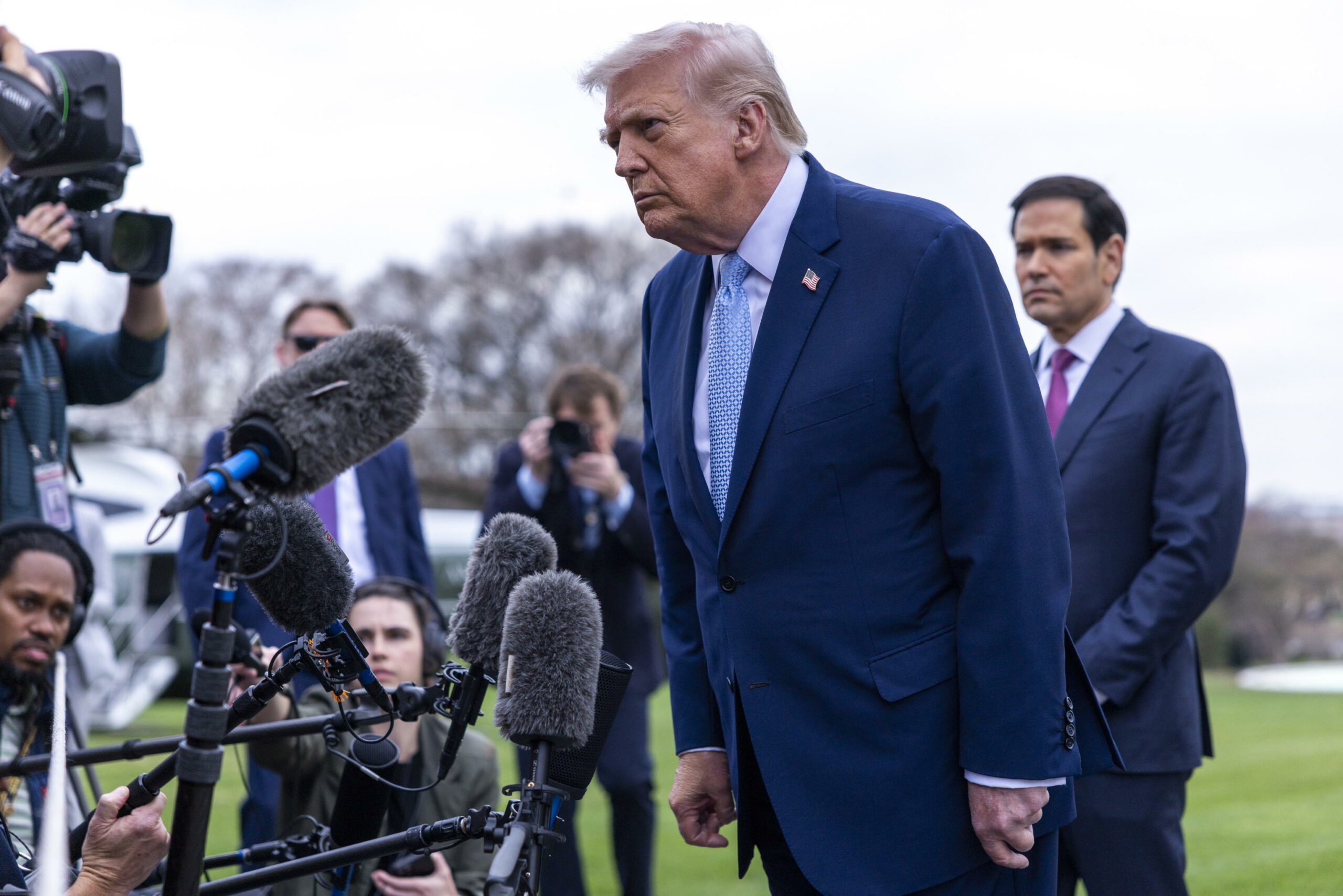 Trump sospende attacchi a infrastrutture iraniane e parla di accordo imminente, ma Teheran smentisce