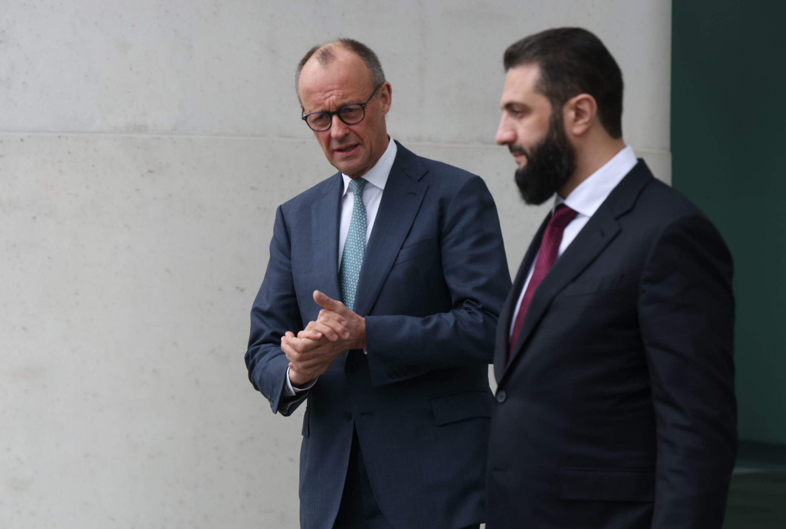 Merz e al-Sharaa: “80% dei siriani in Germania dovrebbe tornare in patria”