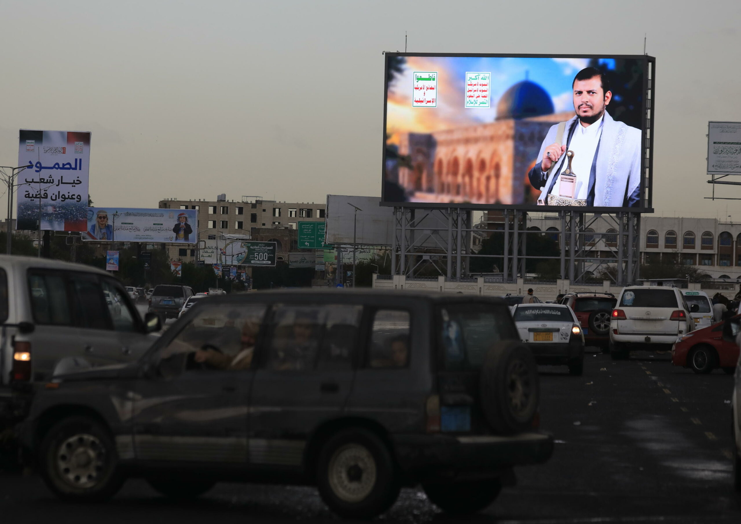 Funzionario Houthi ad al-Monitor: “Chiusura di Bab el Mandab opzione se uno degli Stati del Golfo si unisce alla guerra”