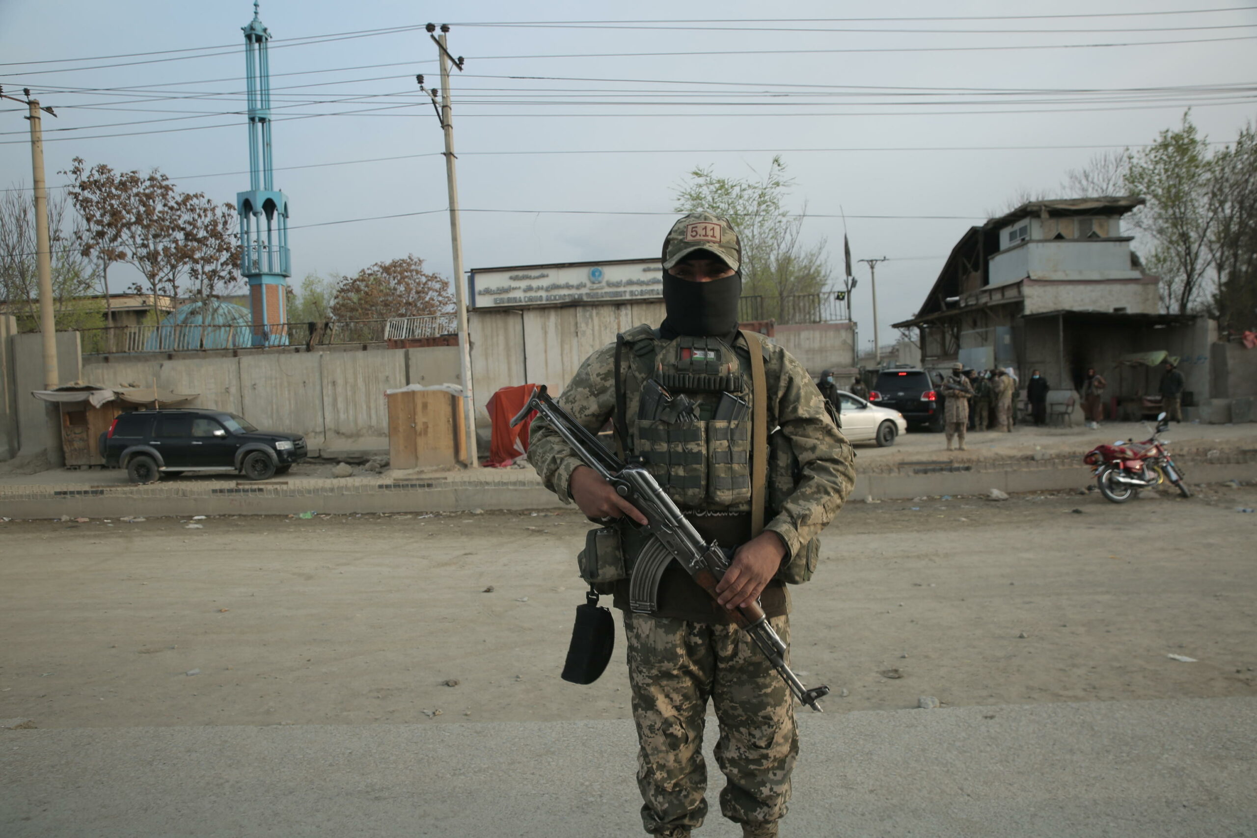 Pakistan: attentato con autobomba e sparatoria causano 14 morti