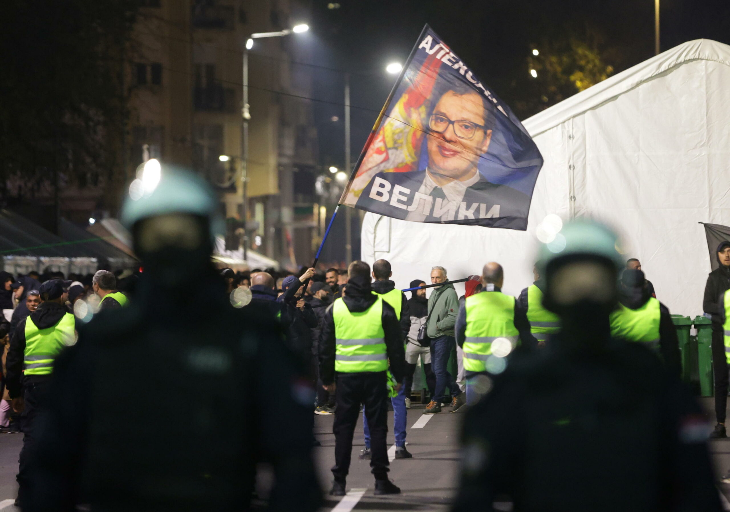 Serbia: presidente invita le parti al dialogo mentre continuano proteste antigovernative