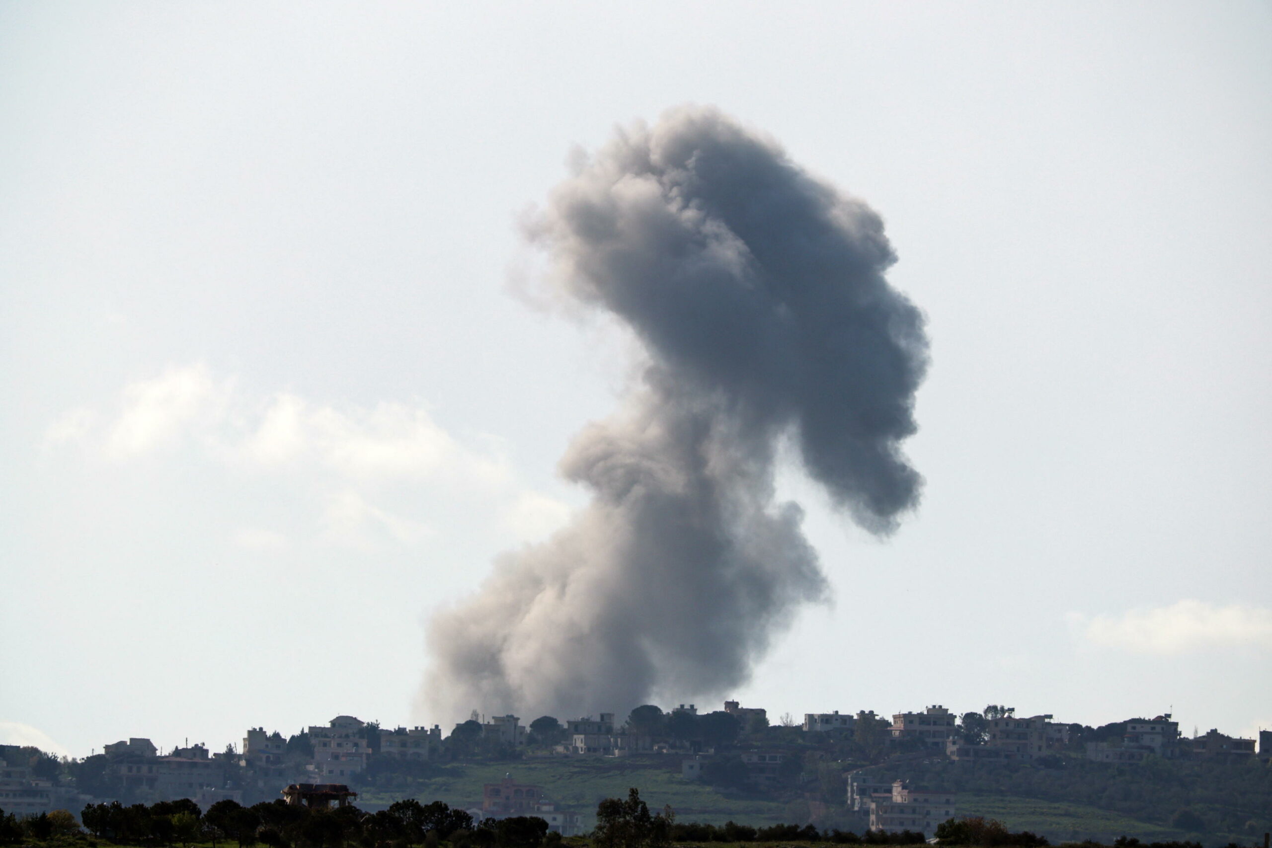 Israele completa accerchiamento di Bint Jbeil prima di colloqui con Libano