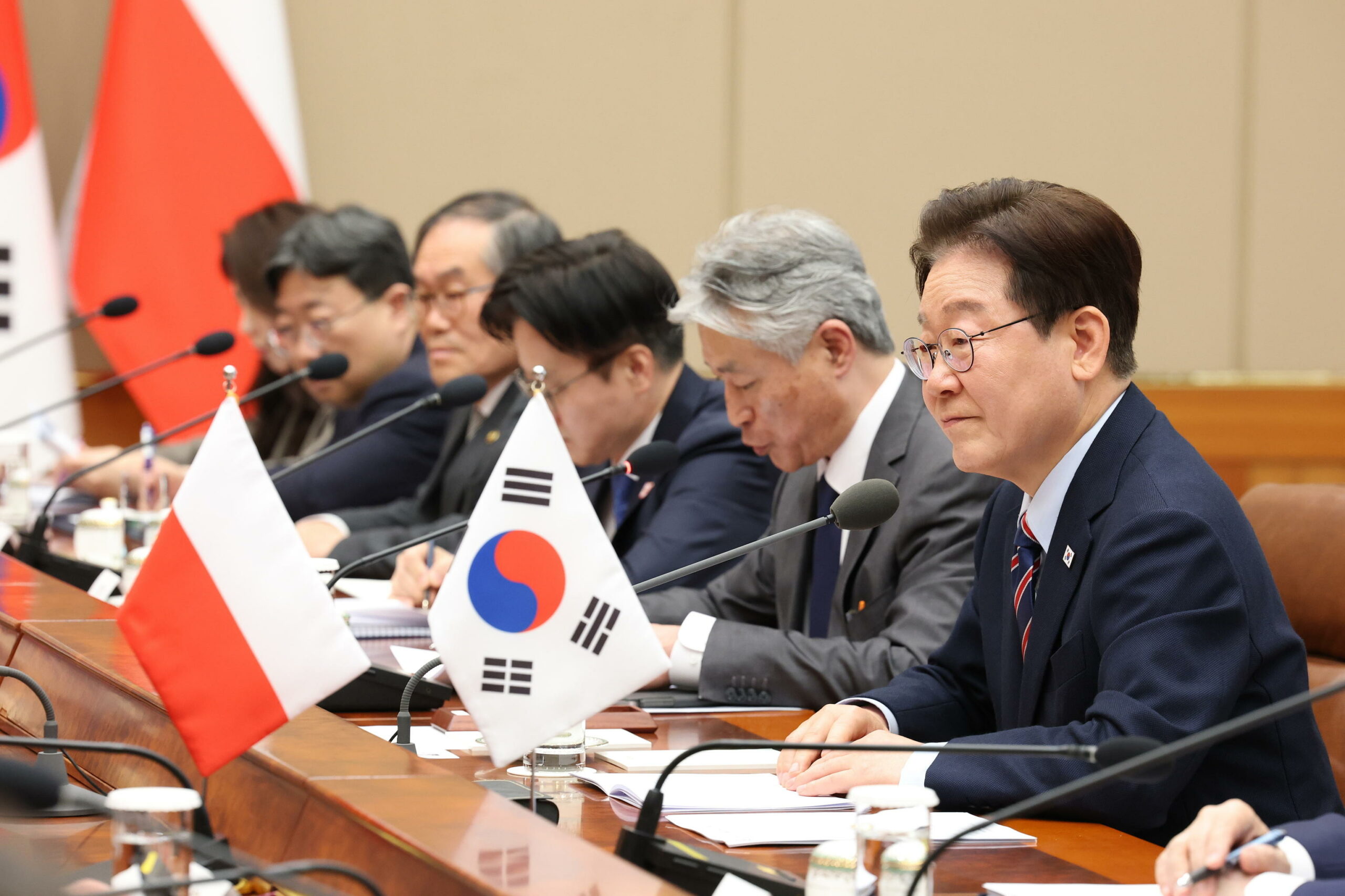 Seul rafforza legami con Polonia e cerca forniture di petrolio alternative dal Kazakistan