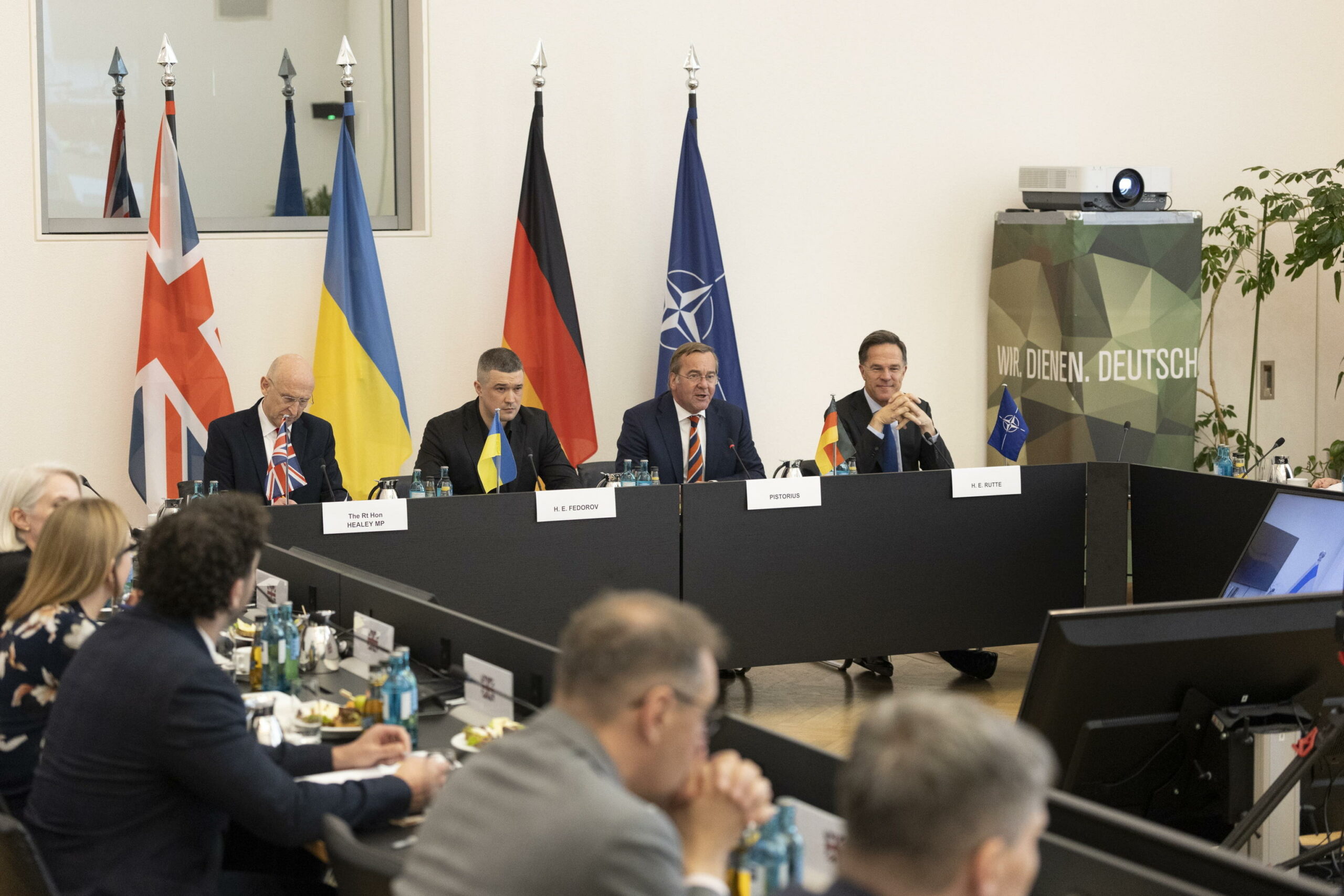 Rutte esorta alleati ad aumentare di 60 miliardi finanziamenti per difesa dell’Ucraina