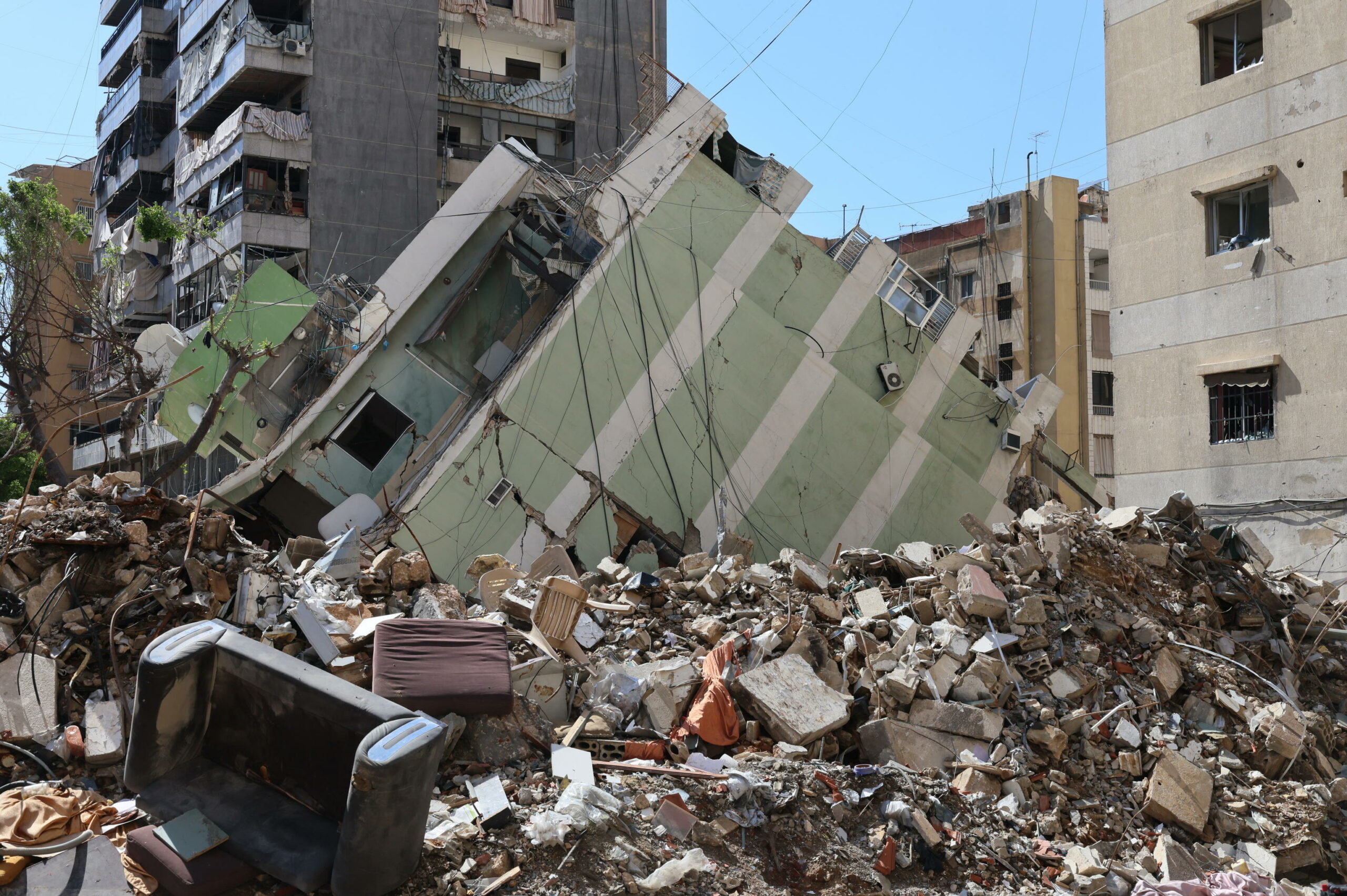 Israele colpisce sobborghi di Beirut nonostante cessate il fuoco