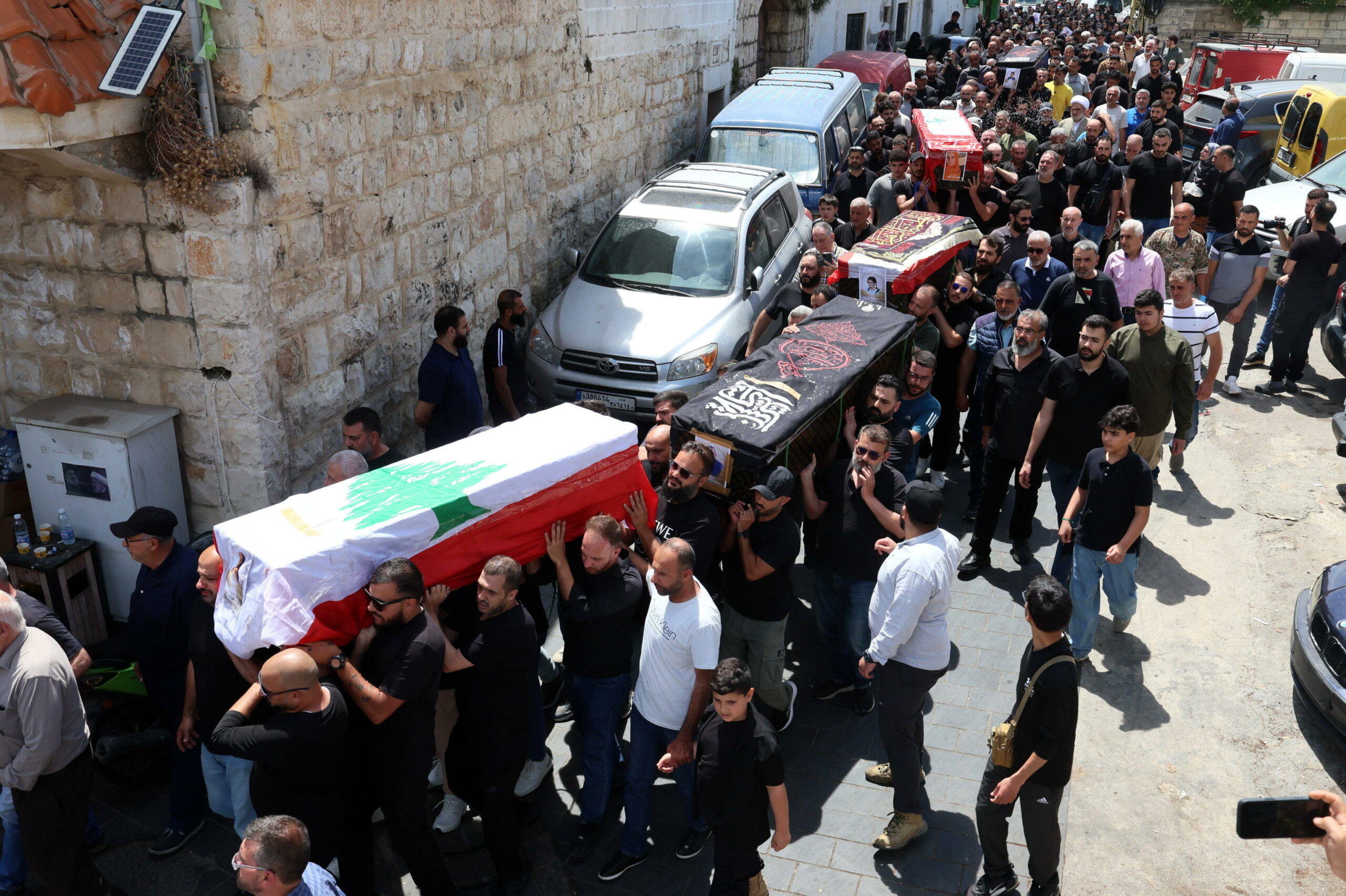 Raid israeliani uccidono 9 persone in Libano e Hezbollah lancia razzi nonostante tregua