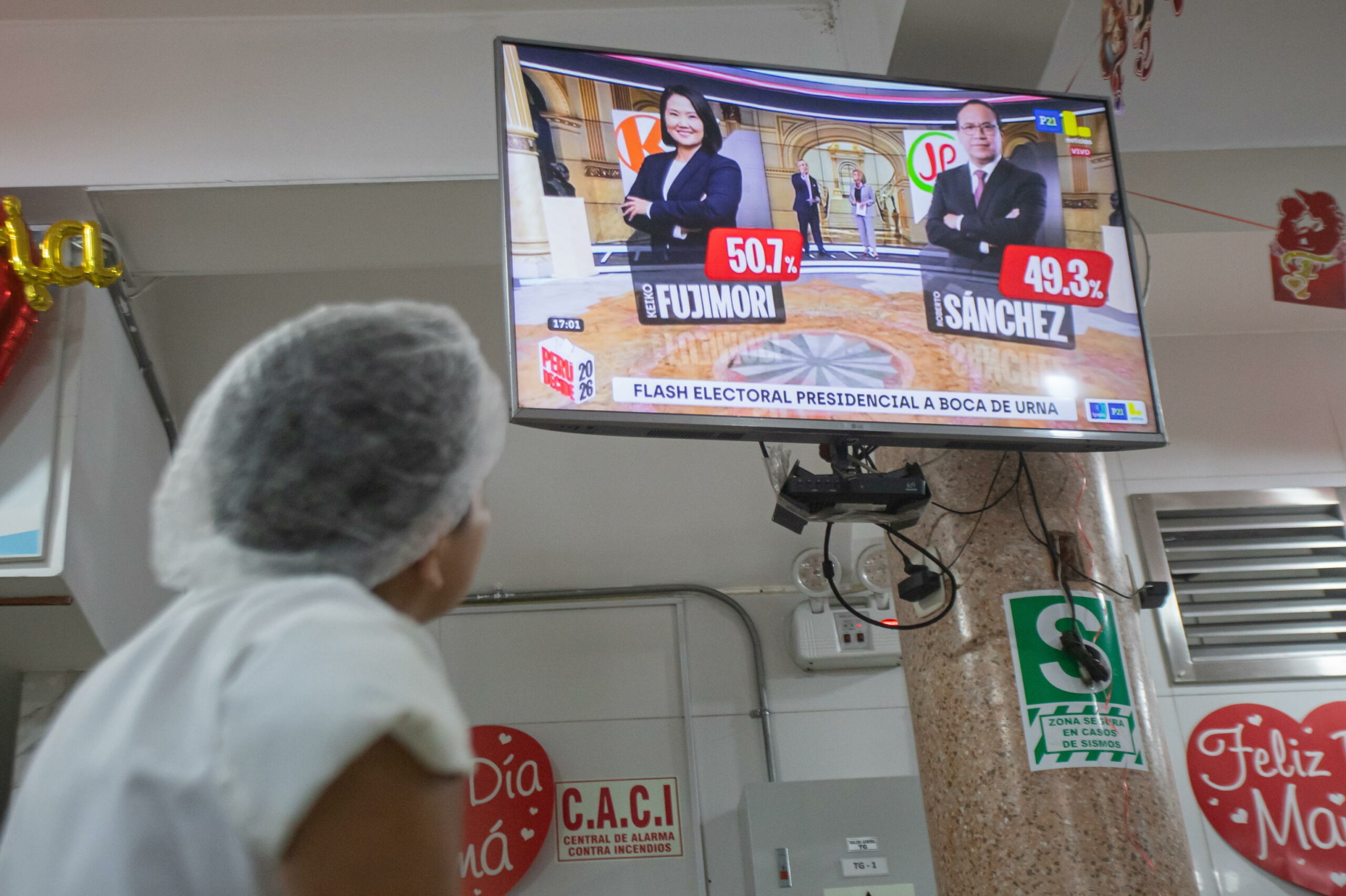 Elezioni in Perù: si prevede lungo conteggio dei voti, con corsa presidenziale ancora incerta