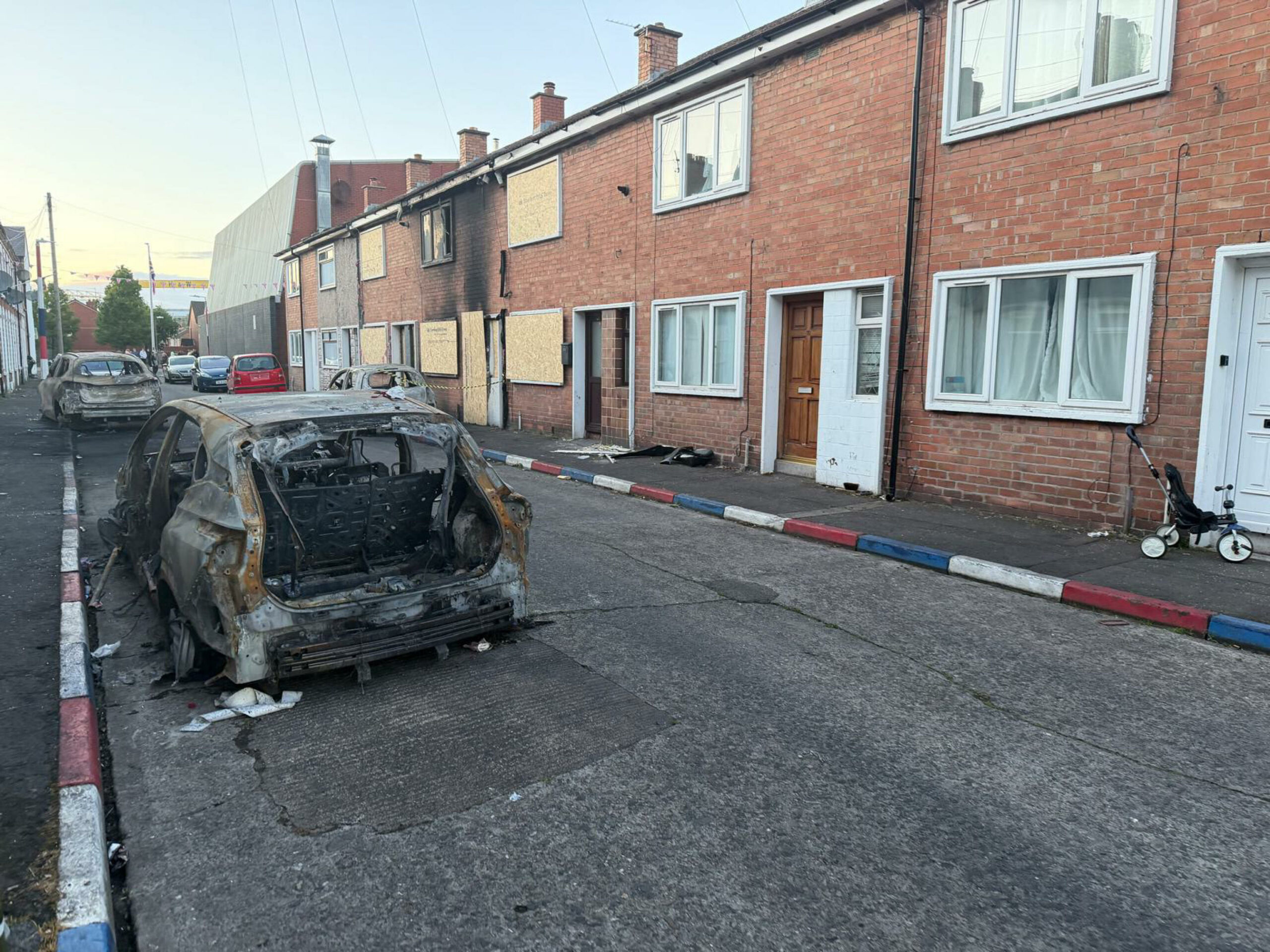 Irlanda del Nord: seconda notte di disordini, diffusa lista di case di migranti da colpire