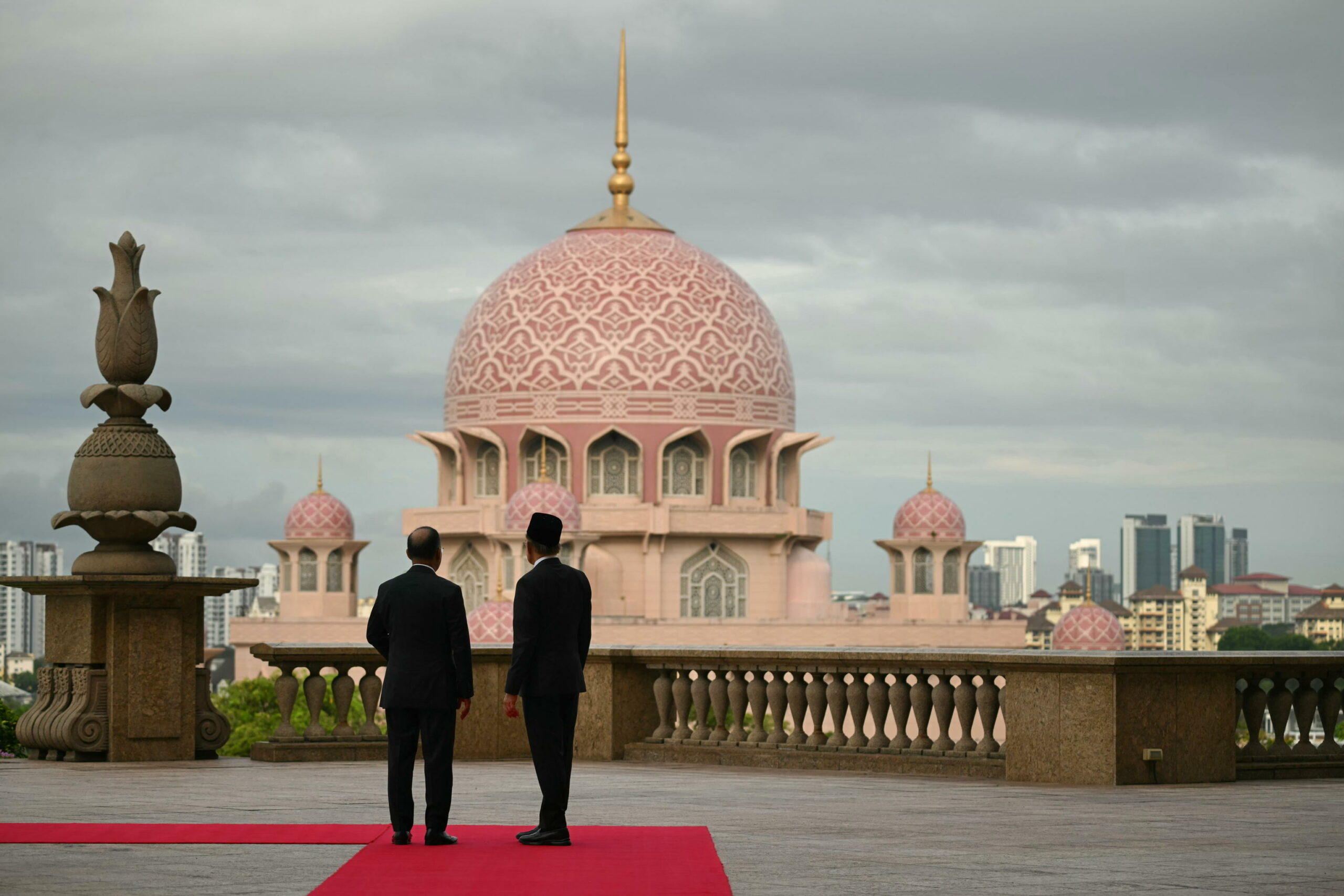 Premier del Bangladesh in viaggio verso Cina e Malesia in cerca di investimenti e posti di lavoro