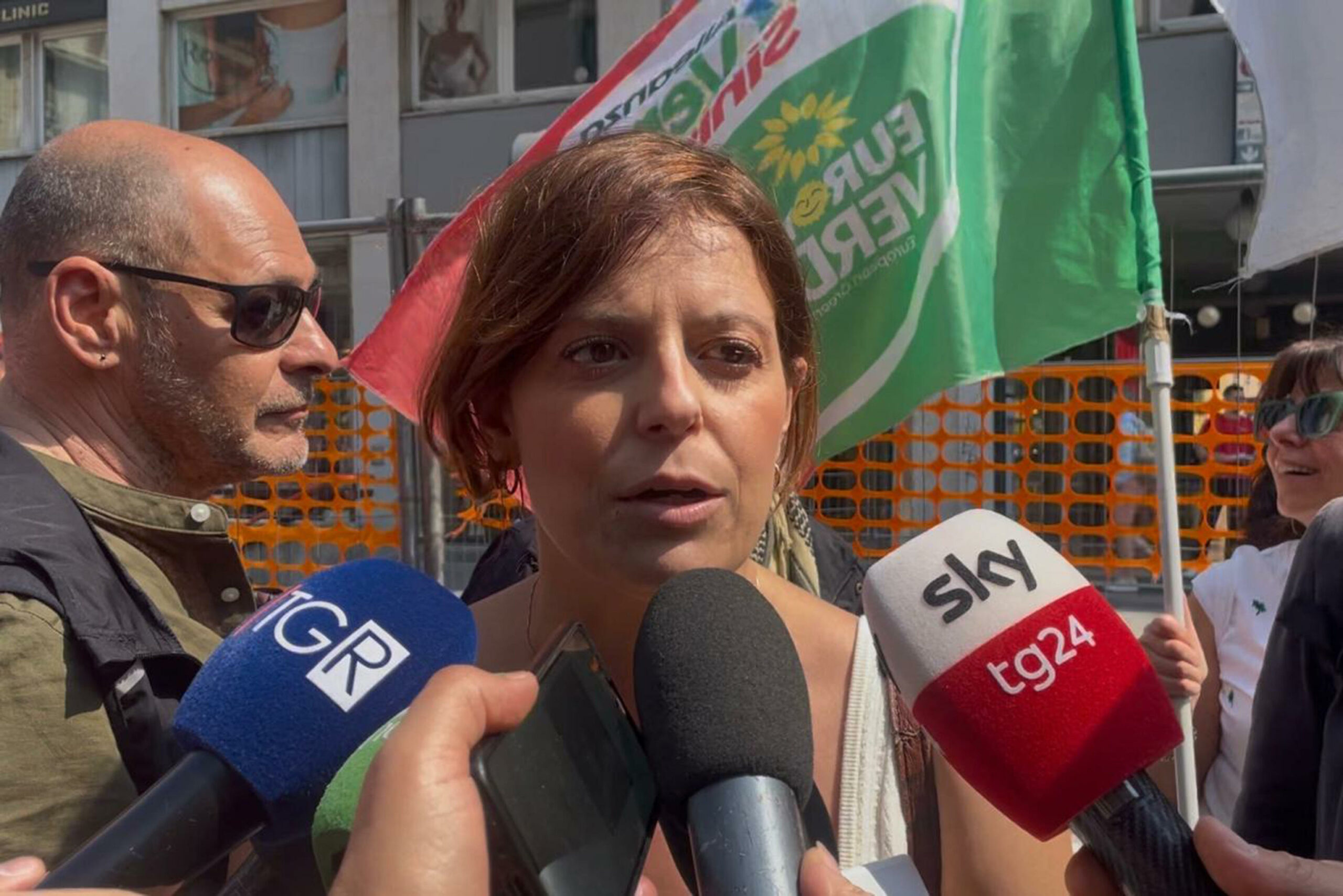 Albania: scontri tra manifestanti e polizia subito dopo visita eurodeputati