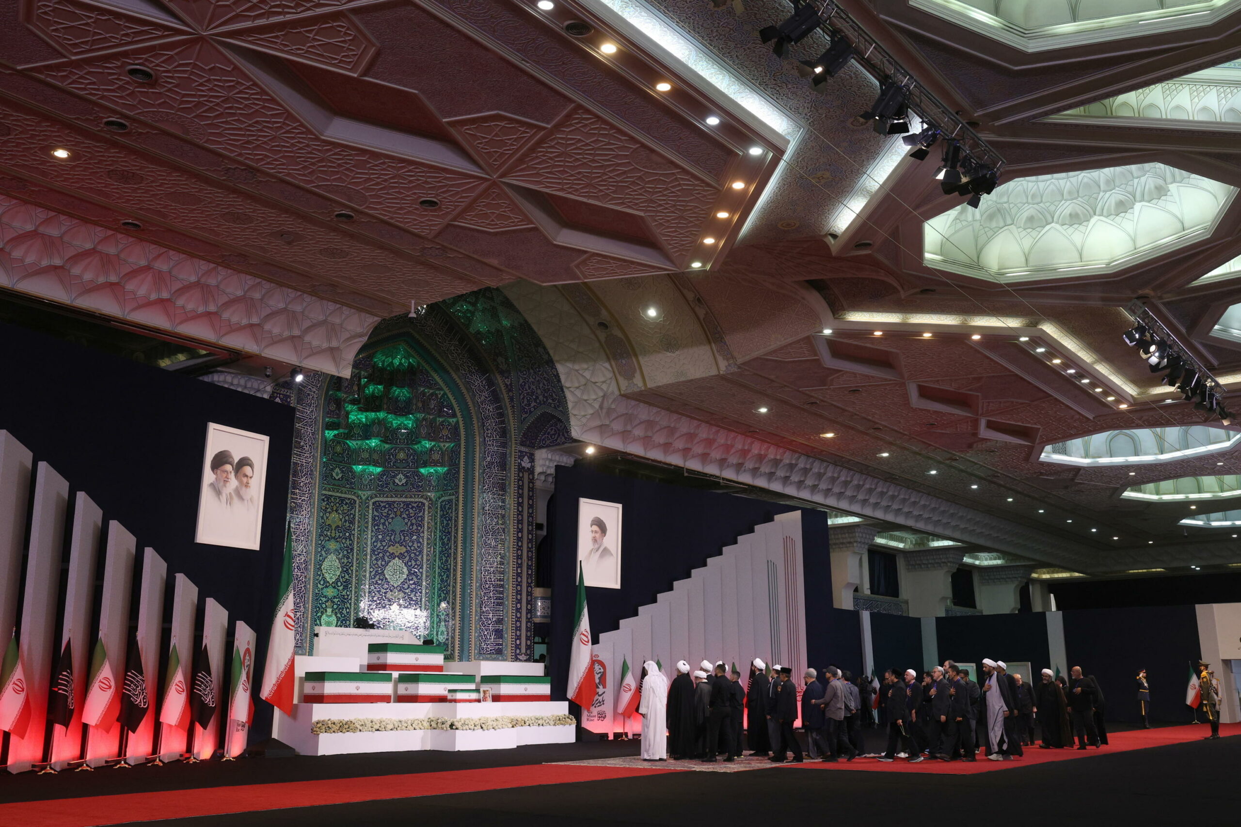 Generale dell’IRGC riappare in pubblico per funerali di Khamenei