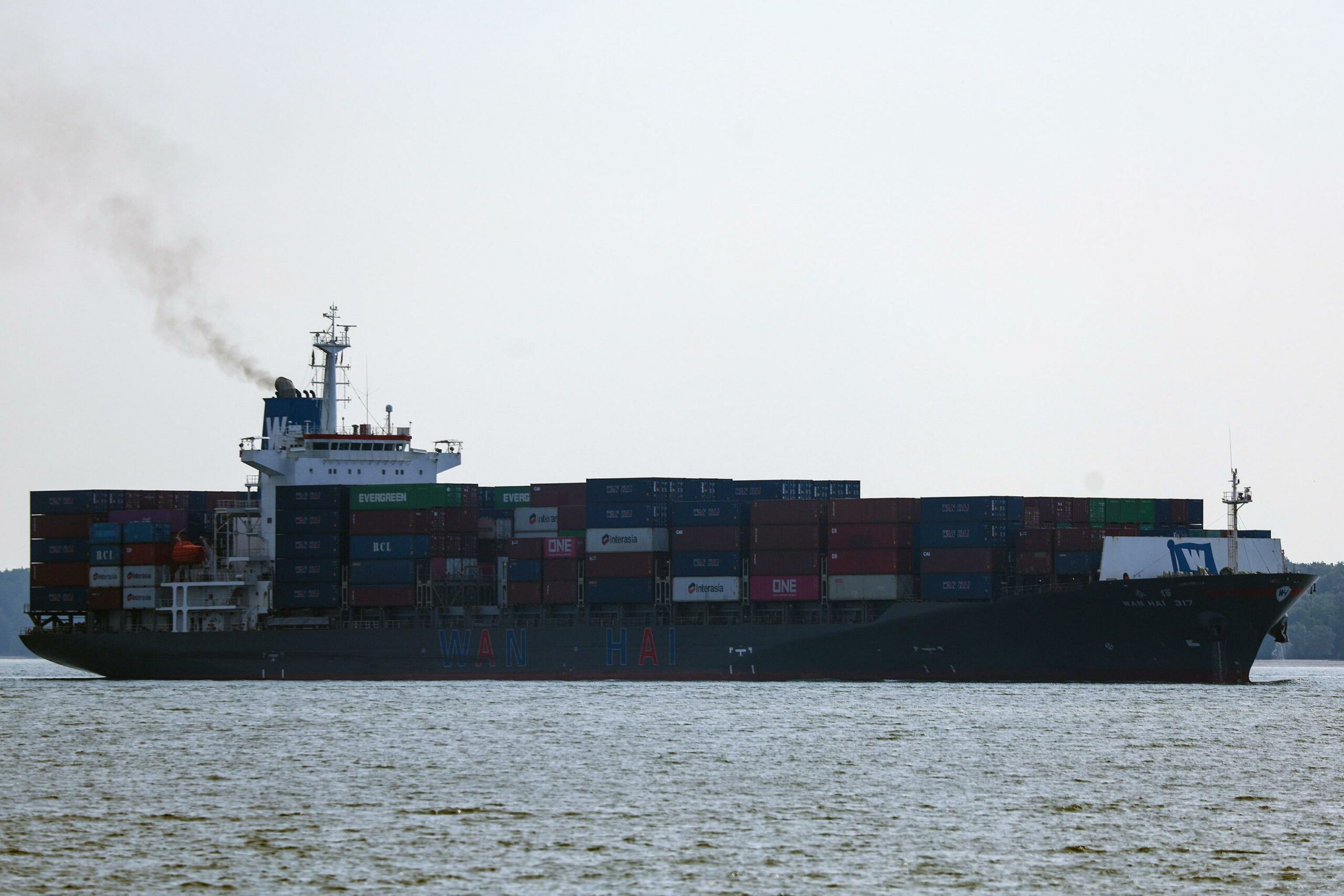 Iran accusato di aver colpito due navi mercantili nello Stretto di Hormuz