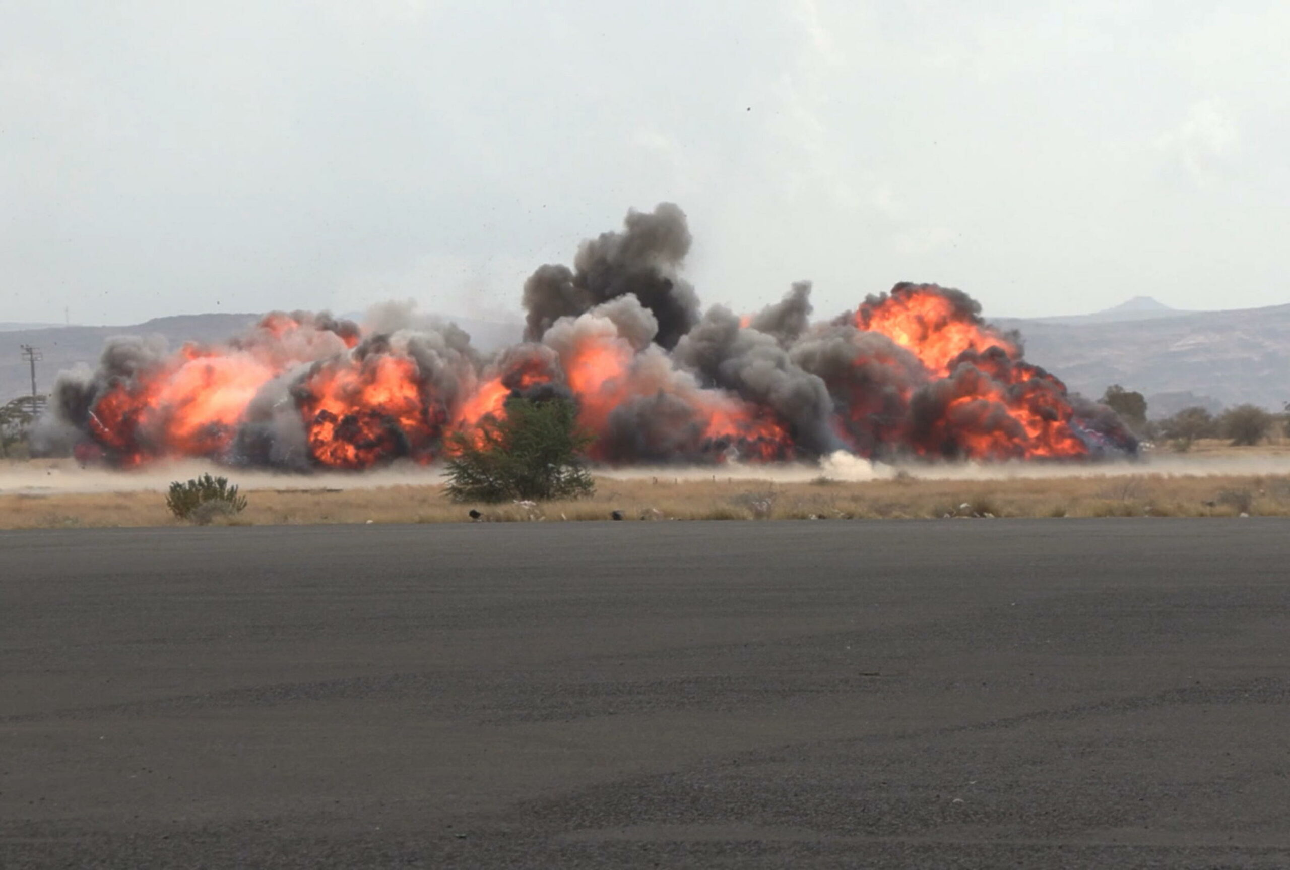 Yemen: bombardato aeroporto di Sanaa, Houthi lanciano missili verso Arabia Saudita