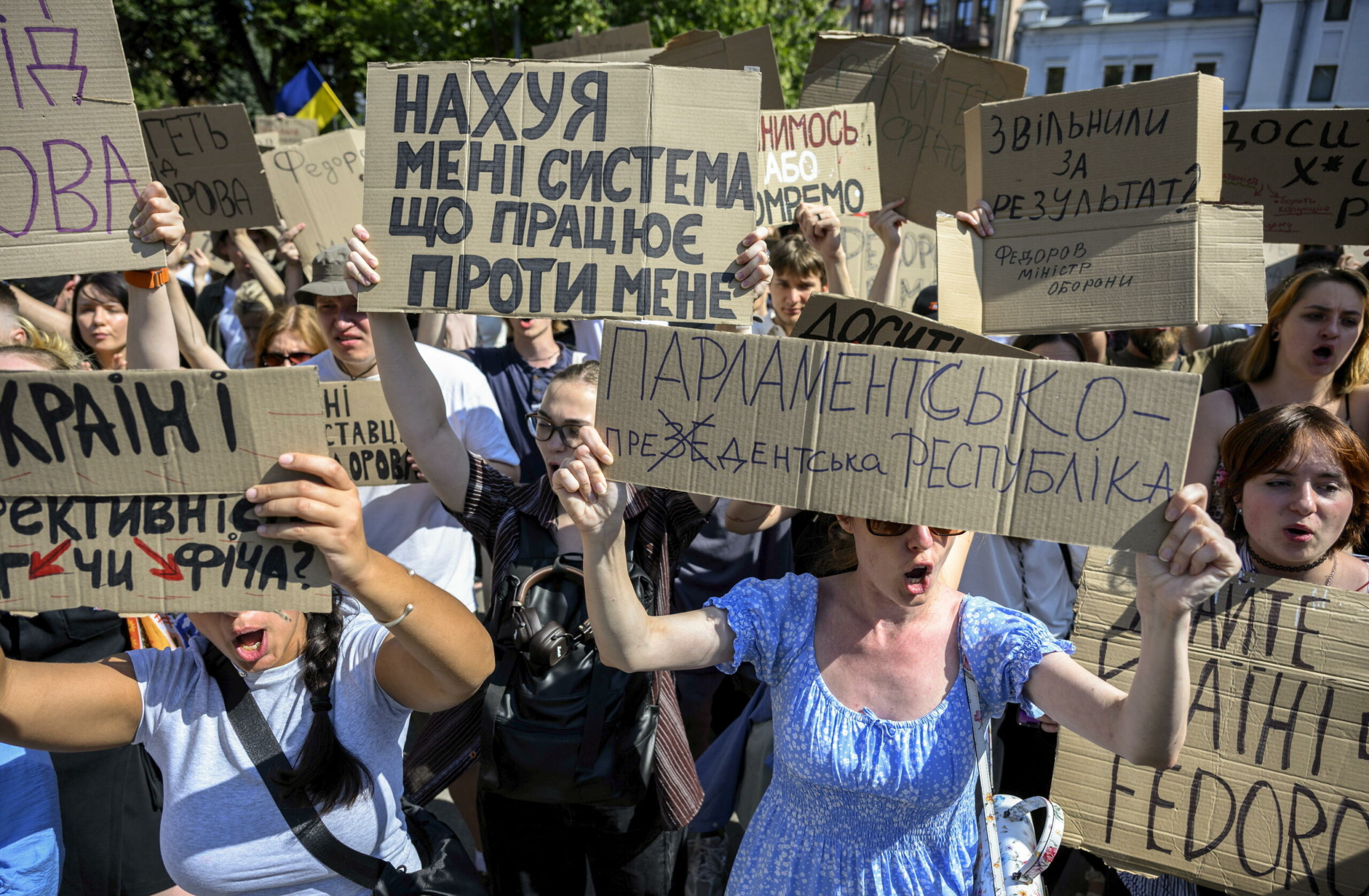 Ucraina: licenziamento ministro Difesa e nuovo rimpasto di governo scatena crisi politica e proteste