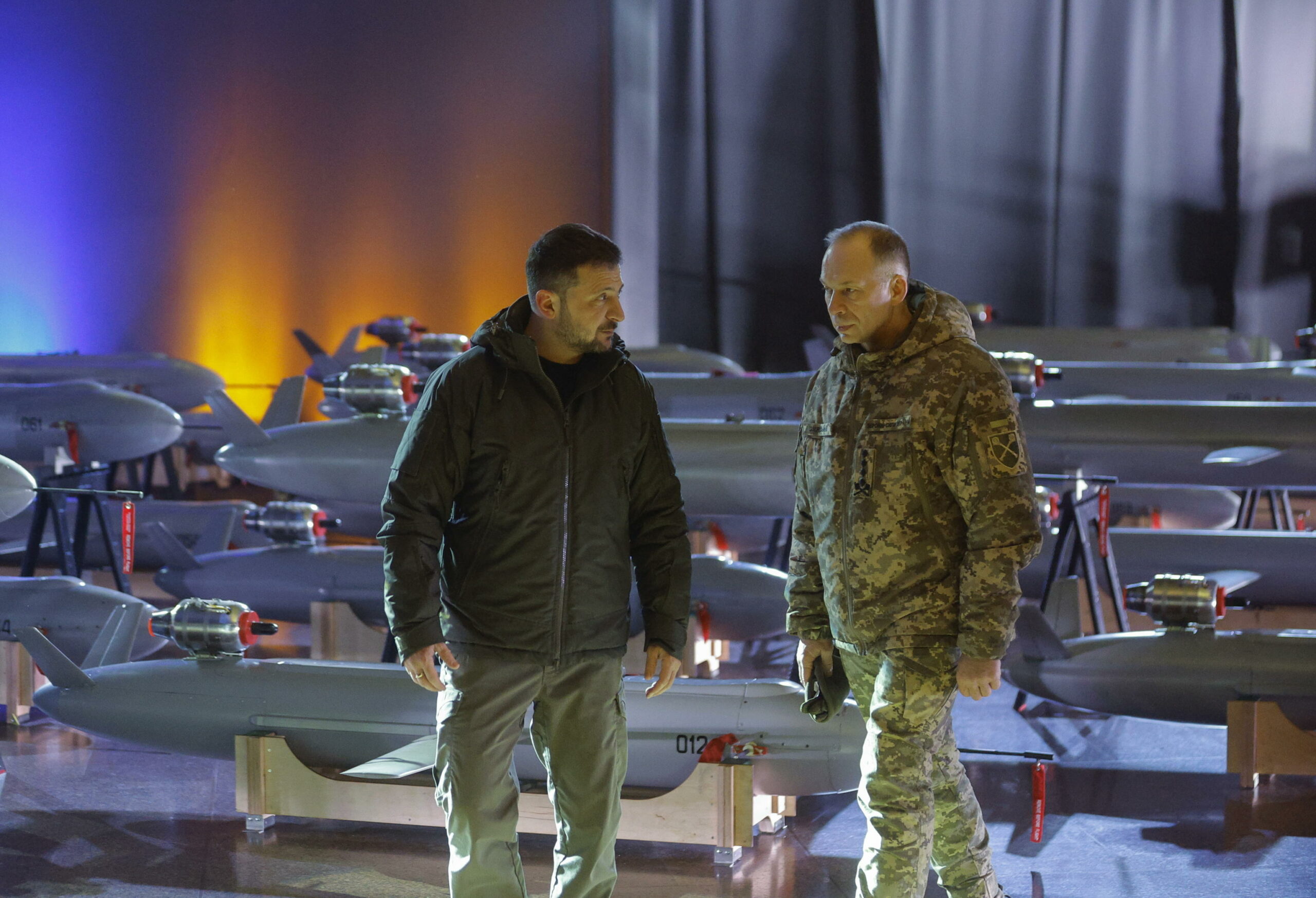 Ucraina: Zelensky incontra alti comandanti mentre stato maggiore smentisce notizie su rimozione di Syrskyi