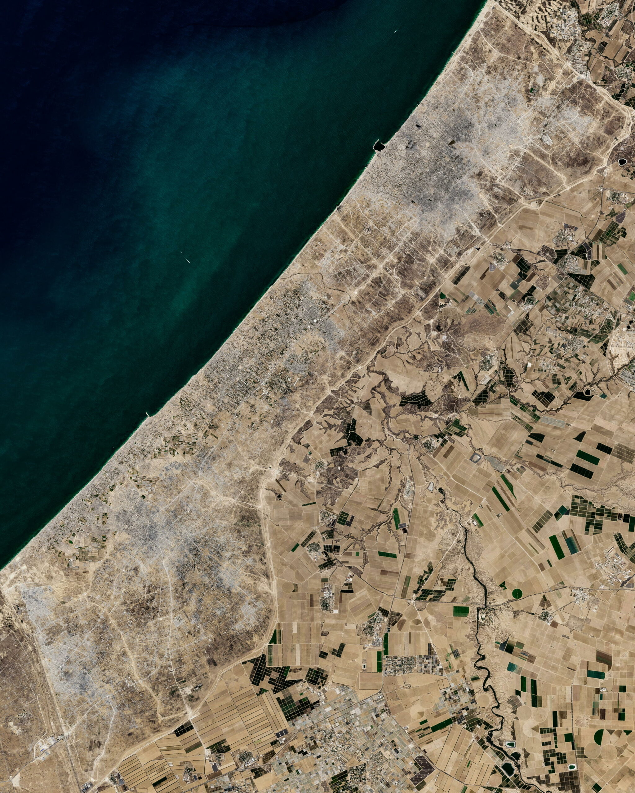 Israele costruisce barriera di terra dentro Gaza, consolidando divisione della Striscia