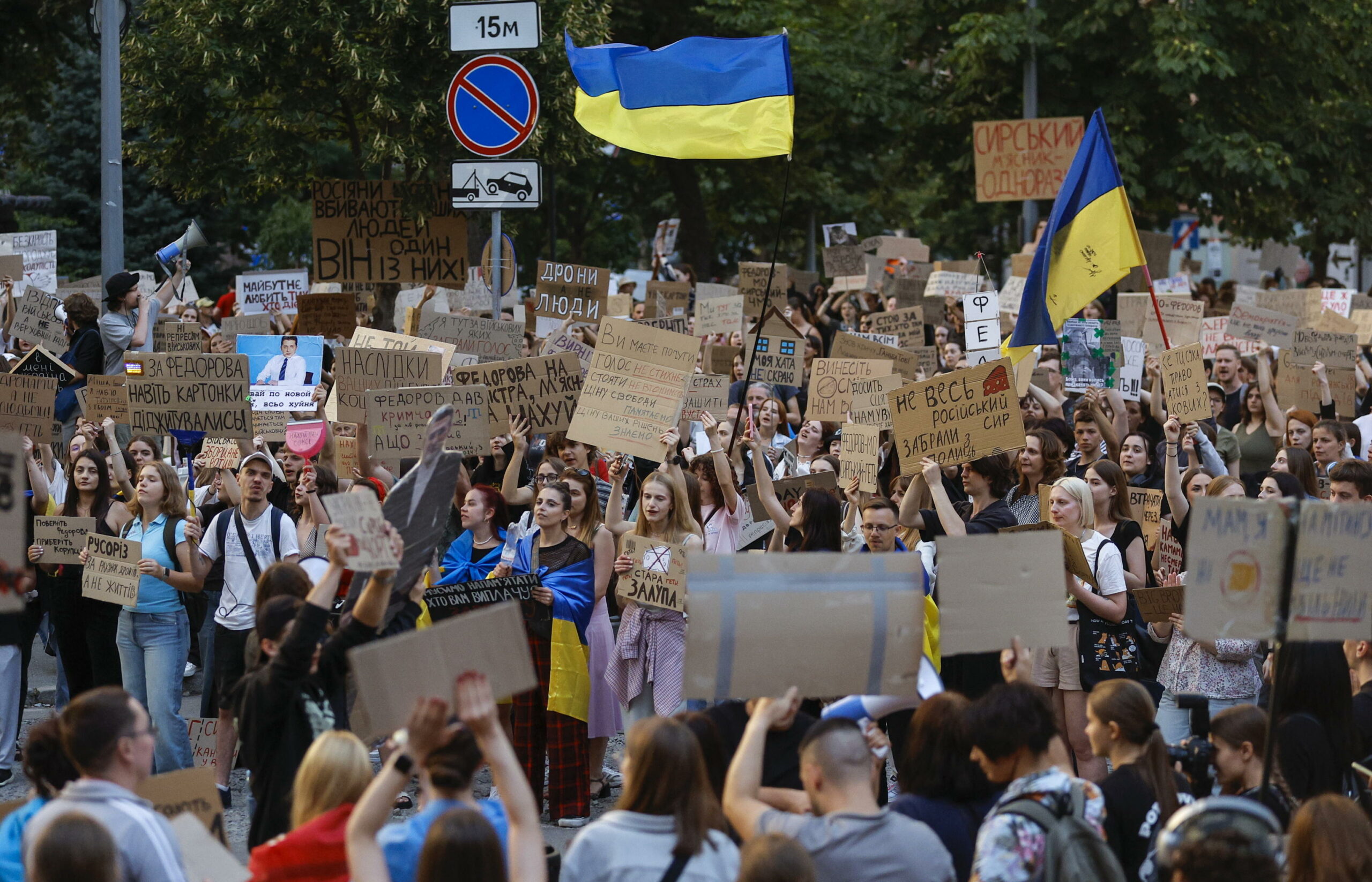 Ucraina: Zelensky rimuove Syrskyi da comandante in capo, mentre proteste continuano per sesto giorno